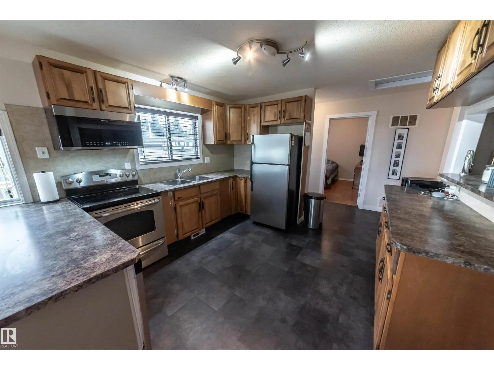 5021 Lakeview