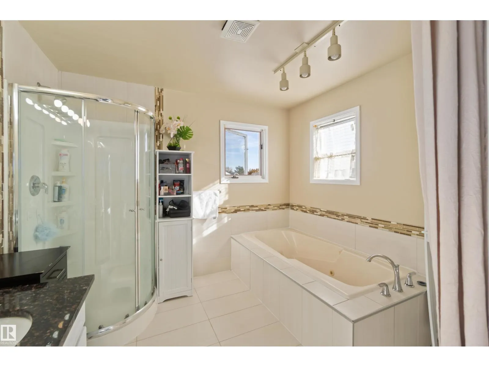 18204 61 AV NW