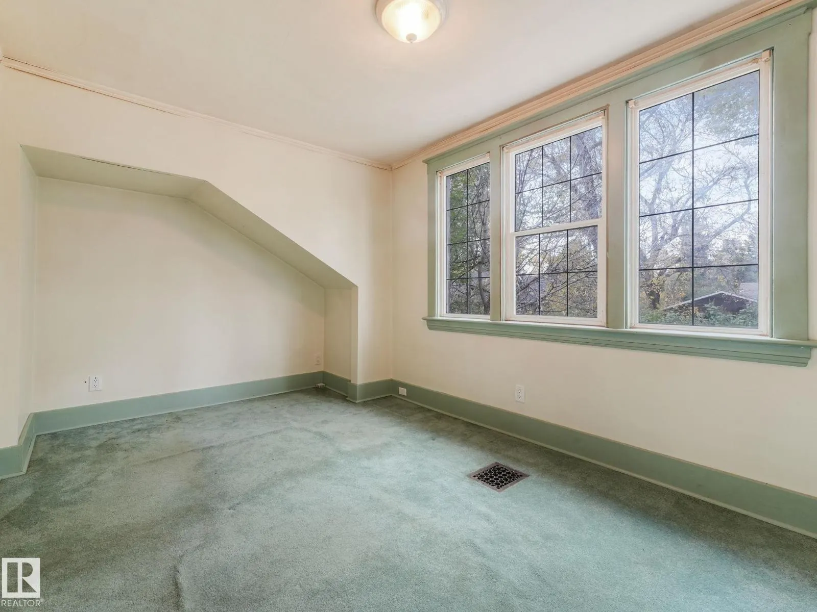 11119 62 ST NW