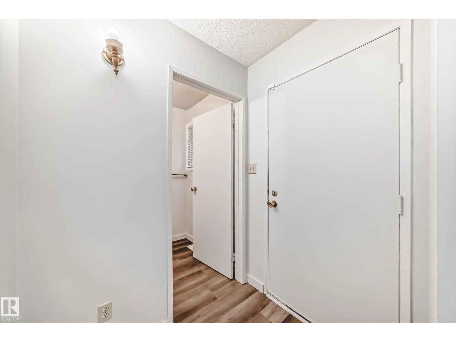 #27 4610 17 AV NW