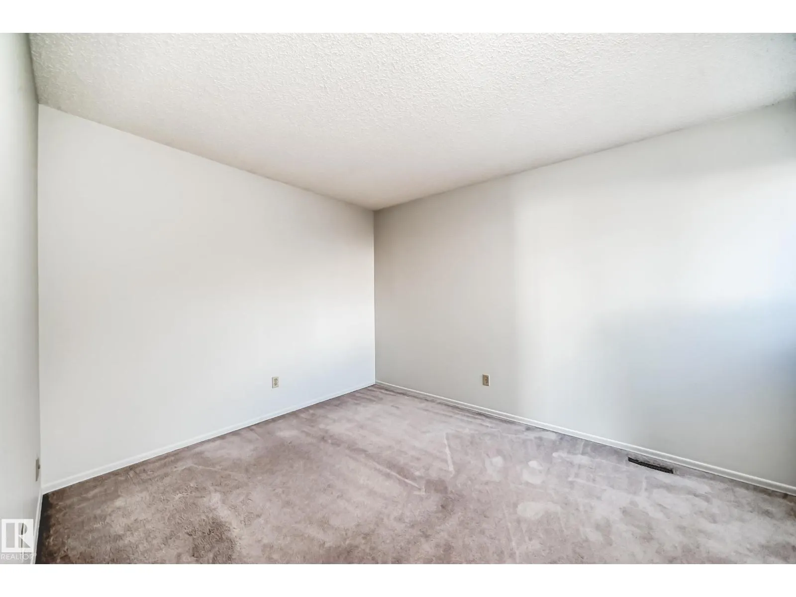 #27 4610 17 AV NW