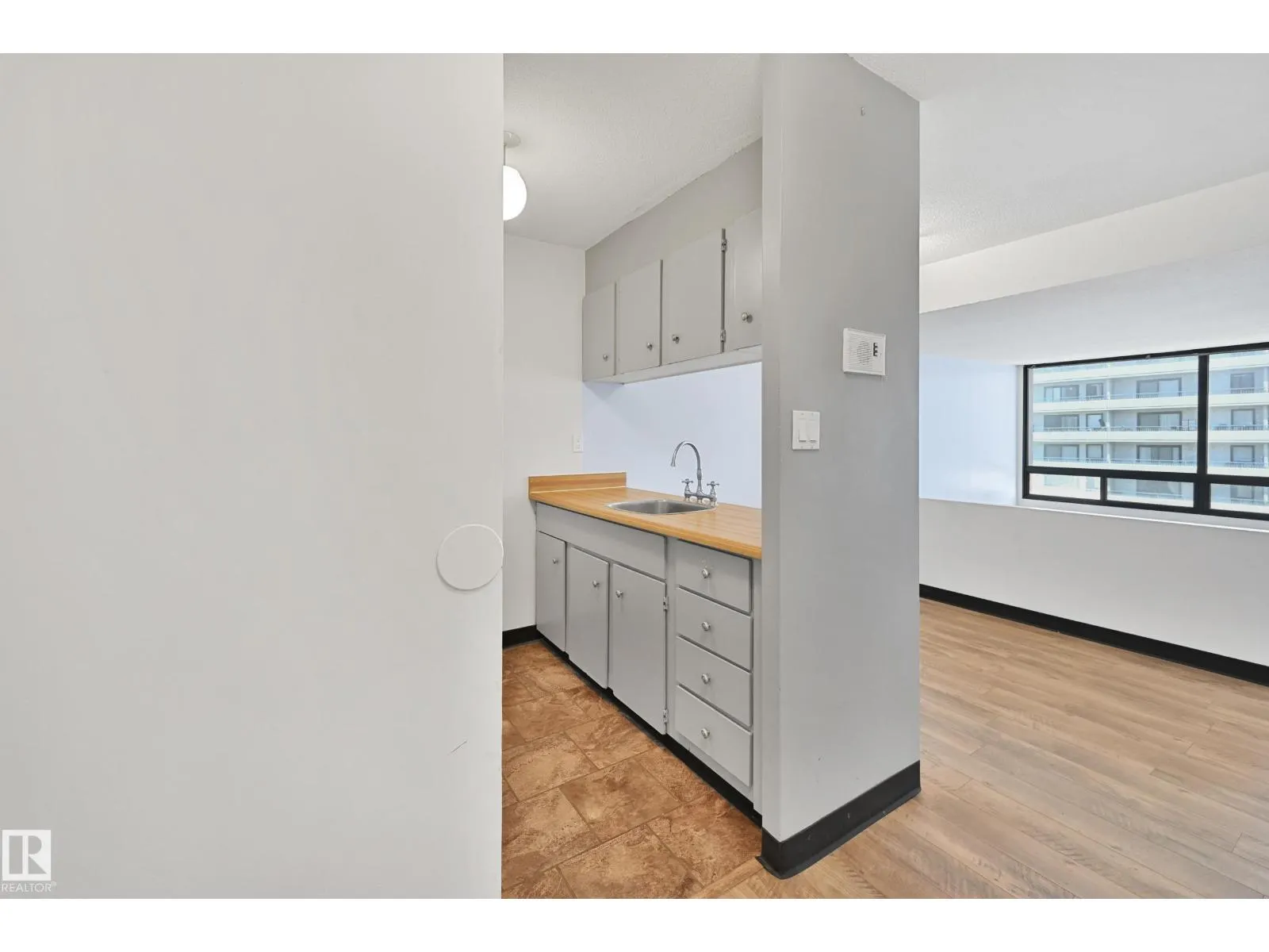 #723 10160 114 ST NW