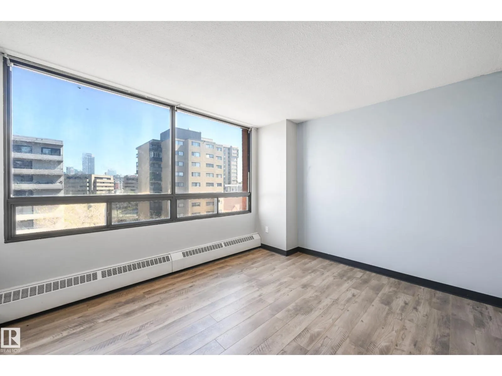 #723 10160 114 ST NW