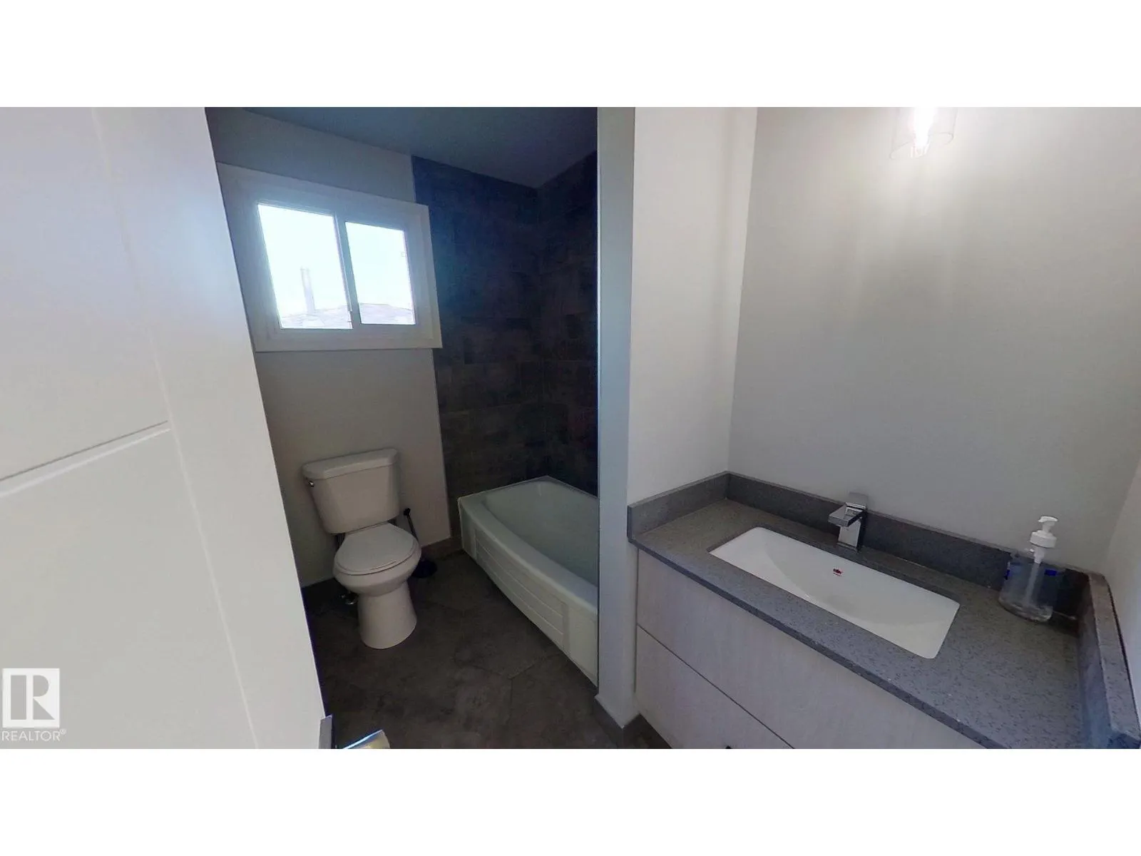 10458 166 ST NW