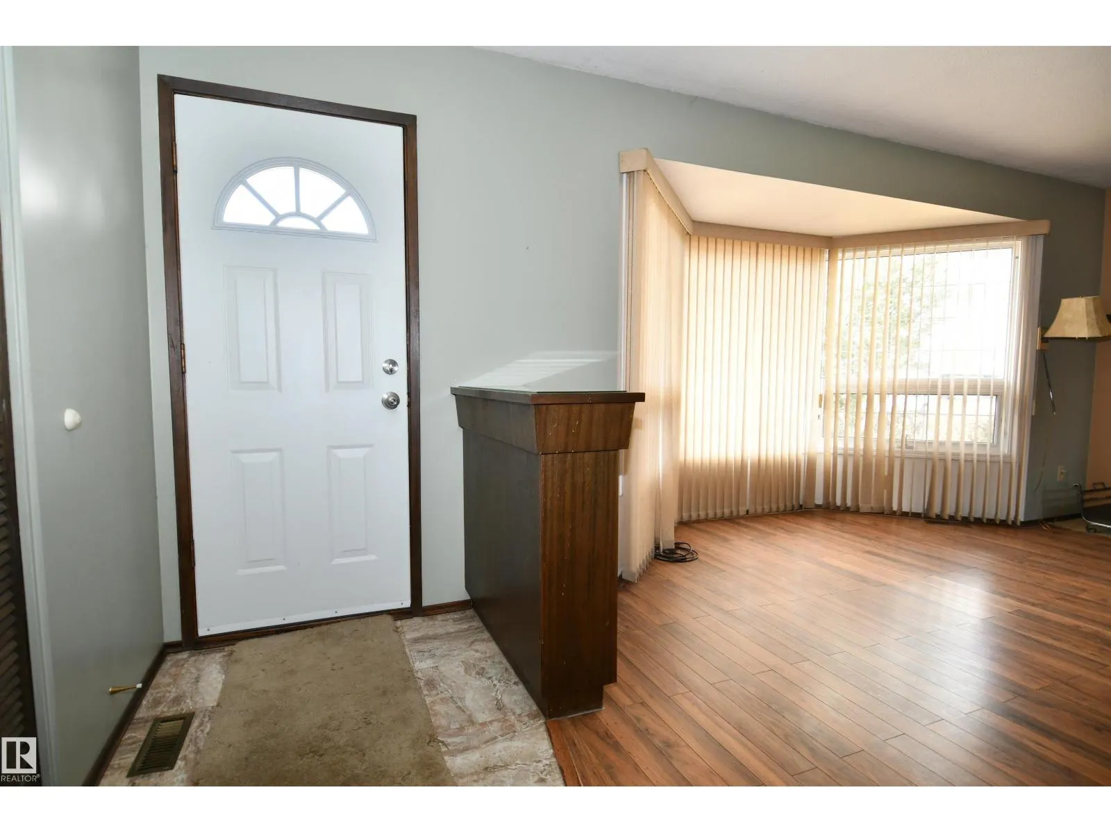 16 CAMELOT AV