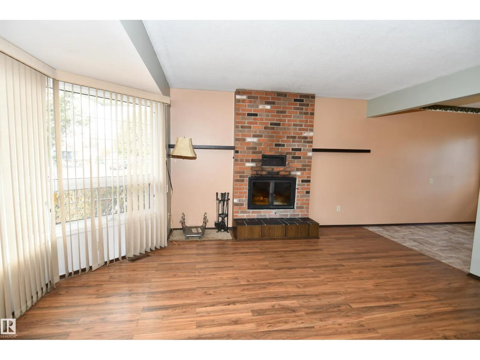 16 CAMELOT AV