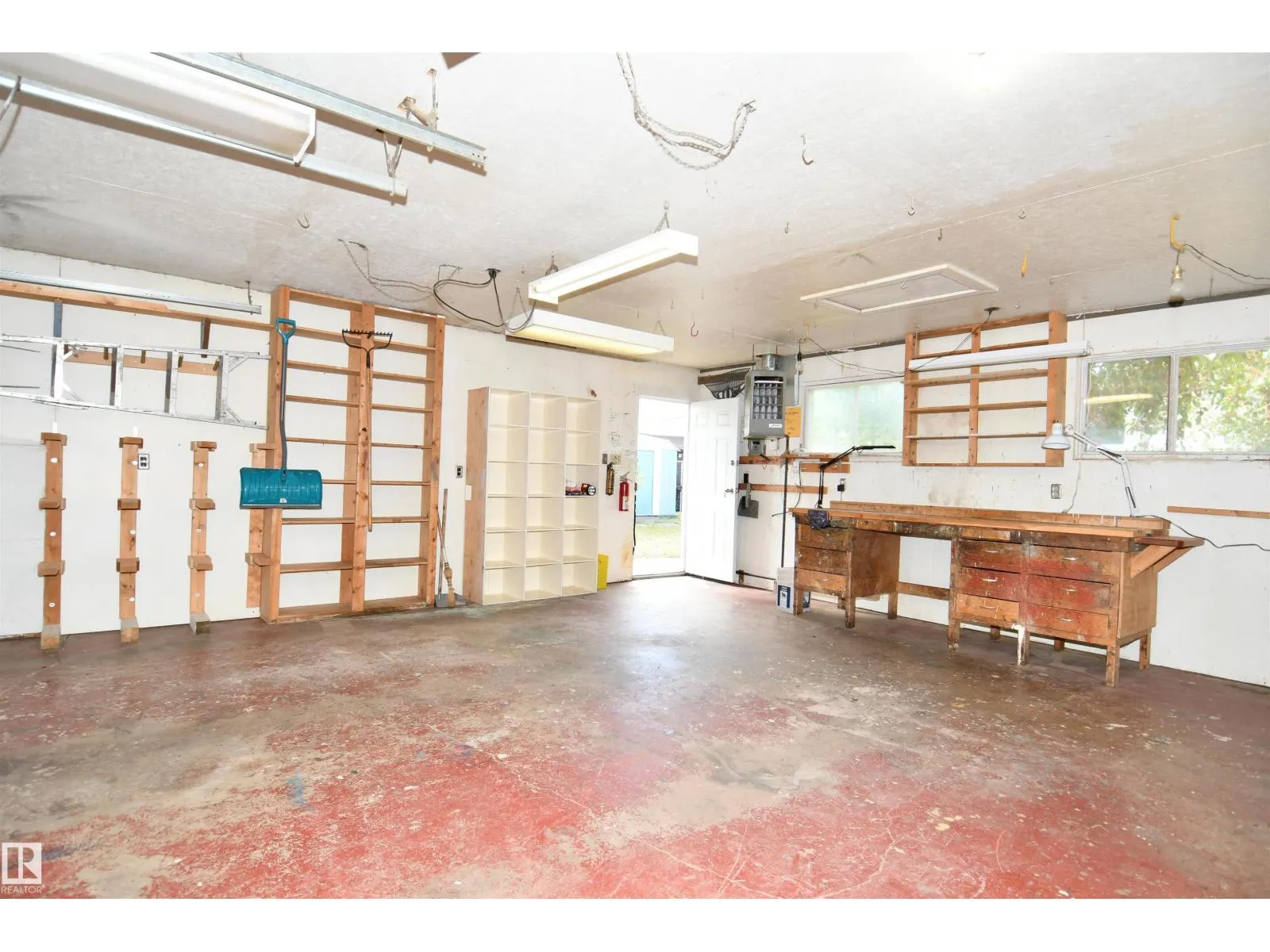 16 CAMELOT AV