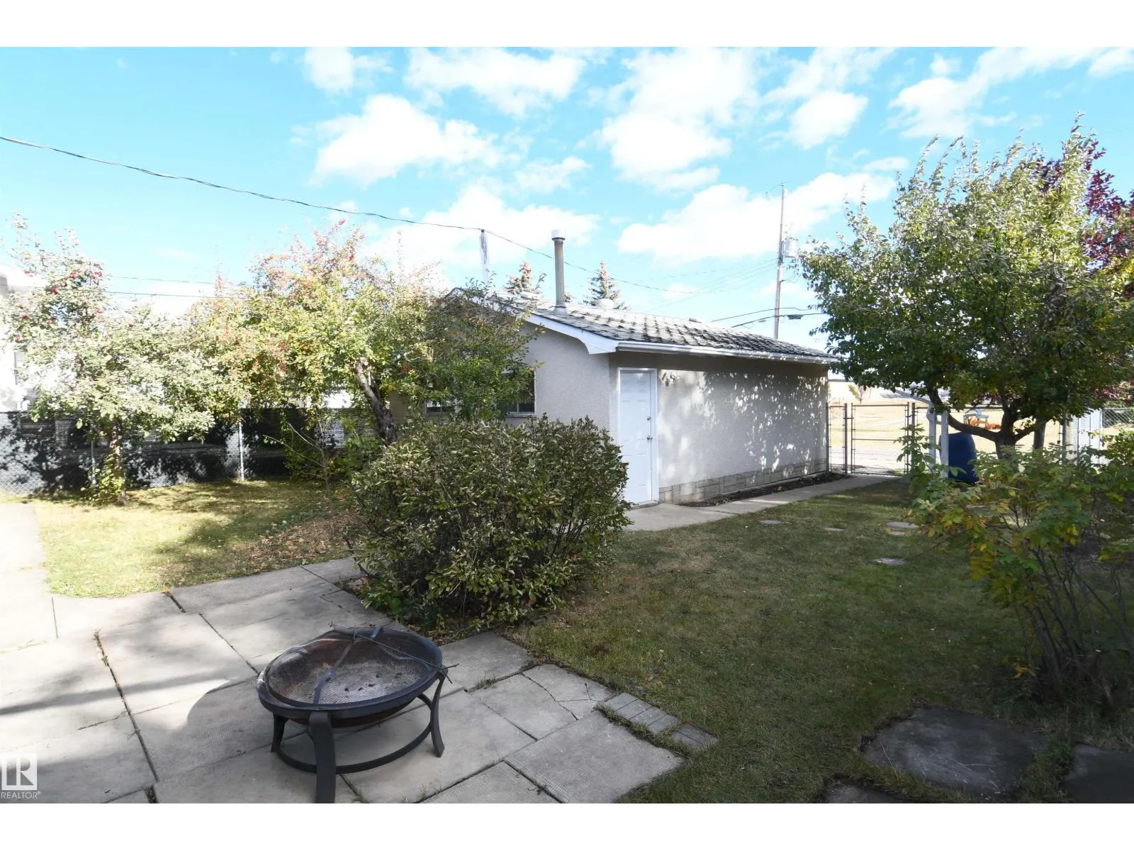 16 CAMELOT AV