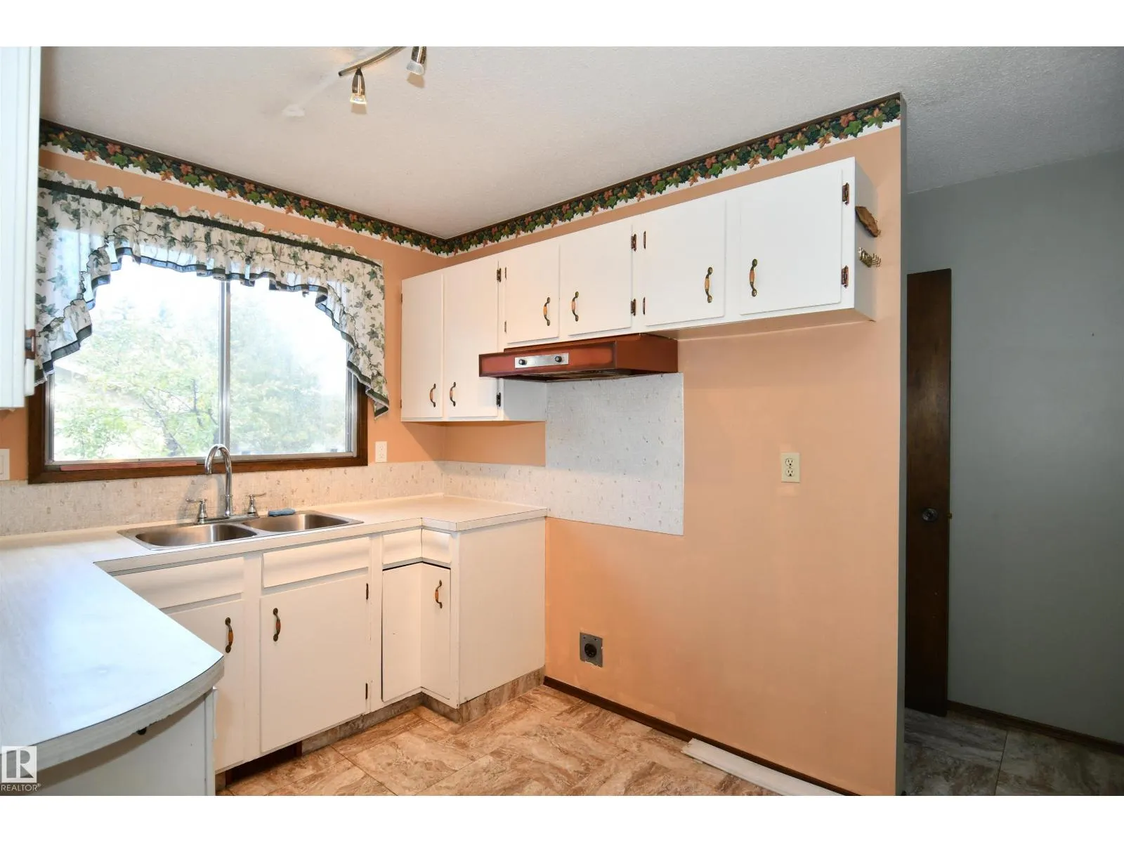 16 CAMELOT AV