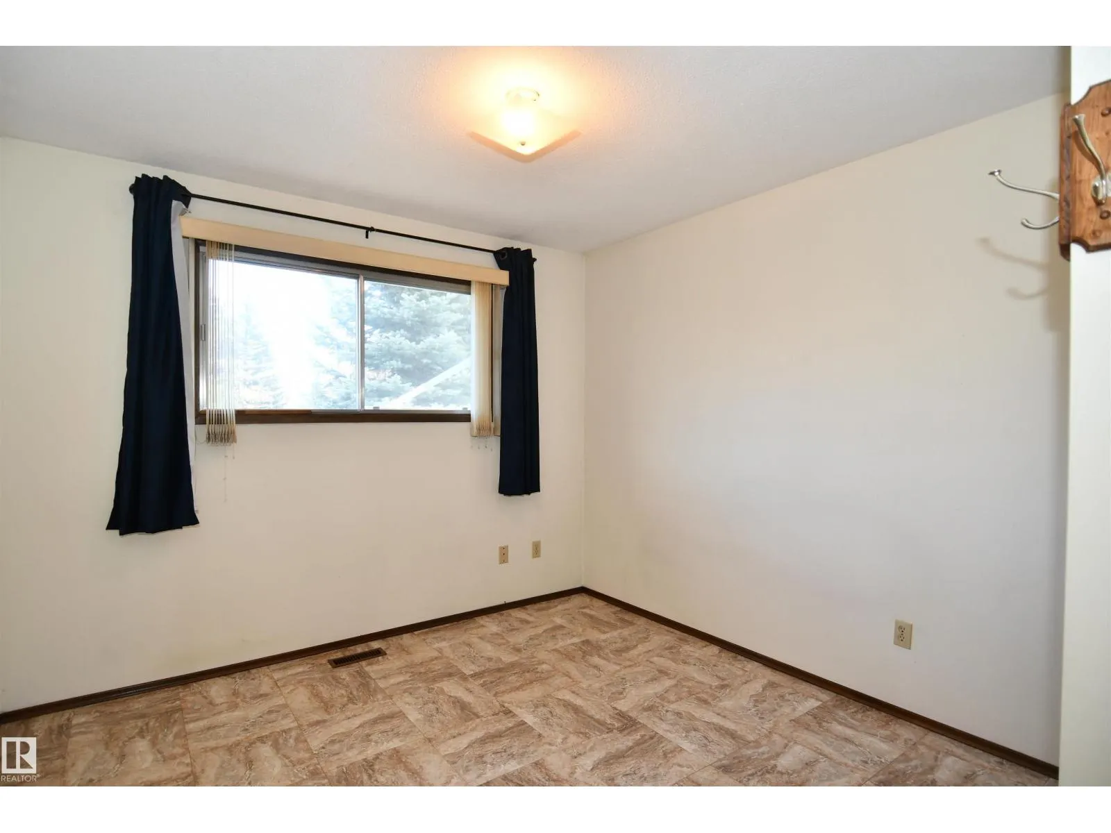 16 CAMELOT AV