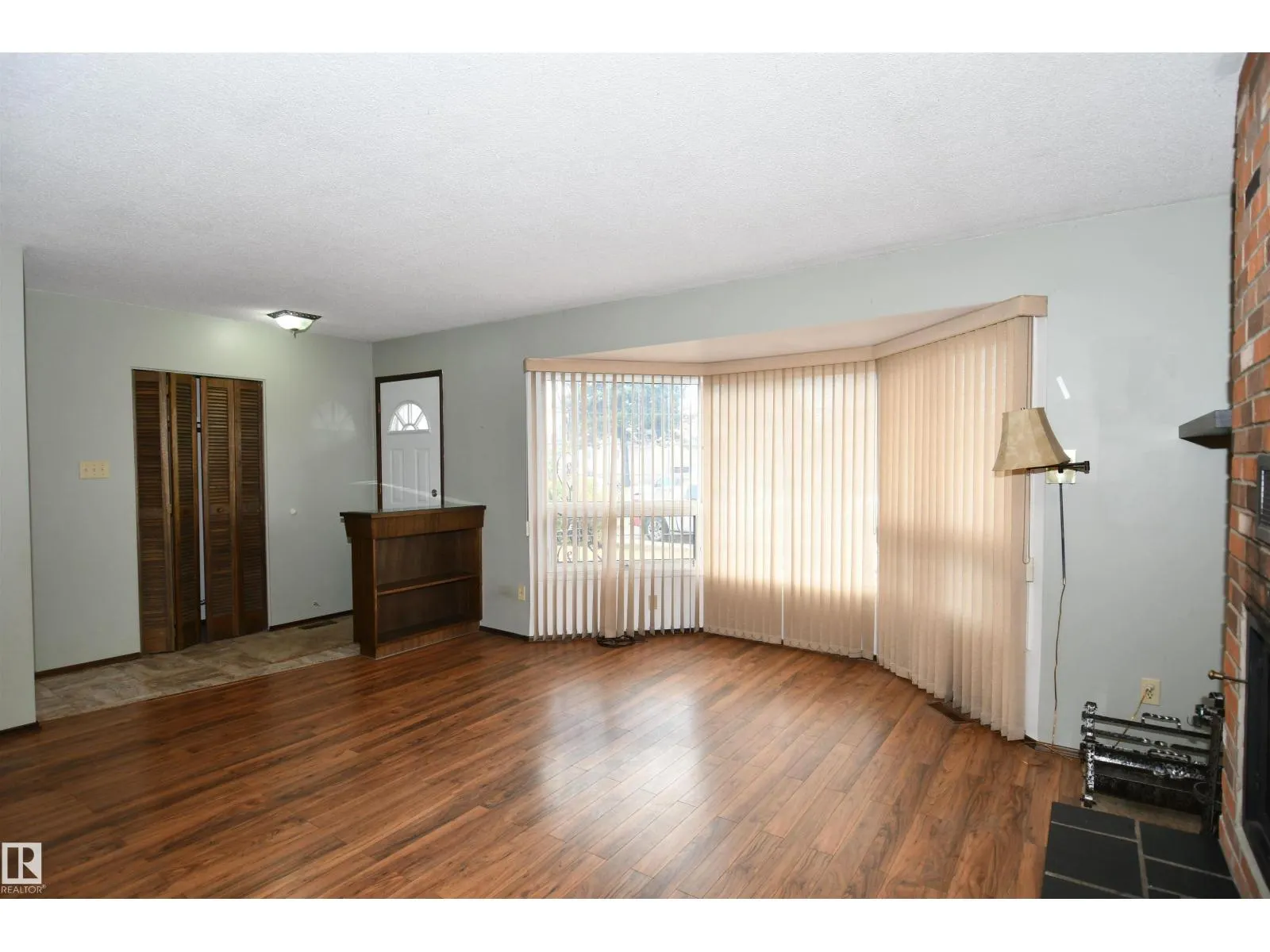 16 CAMELOT AV