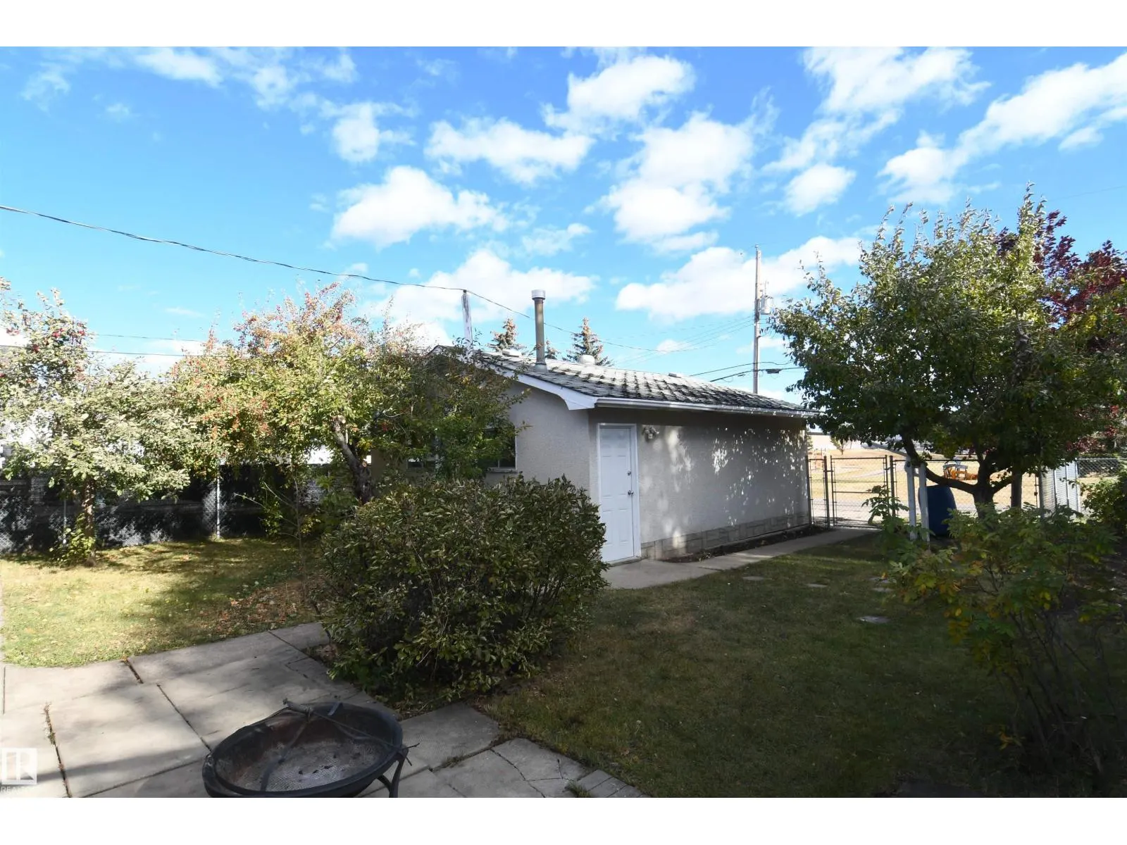 16 CAMELOT AV