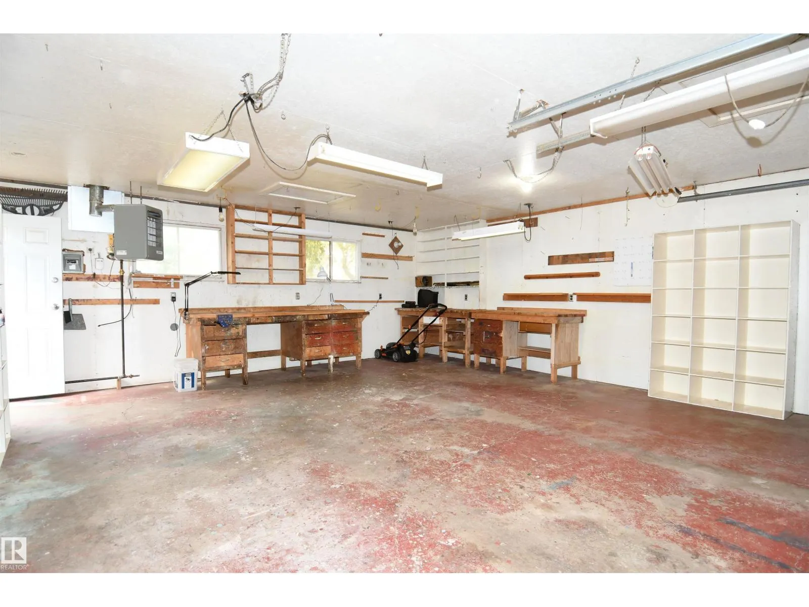 16 CAMELOT AV