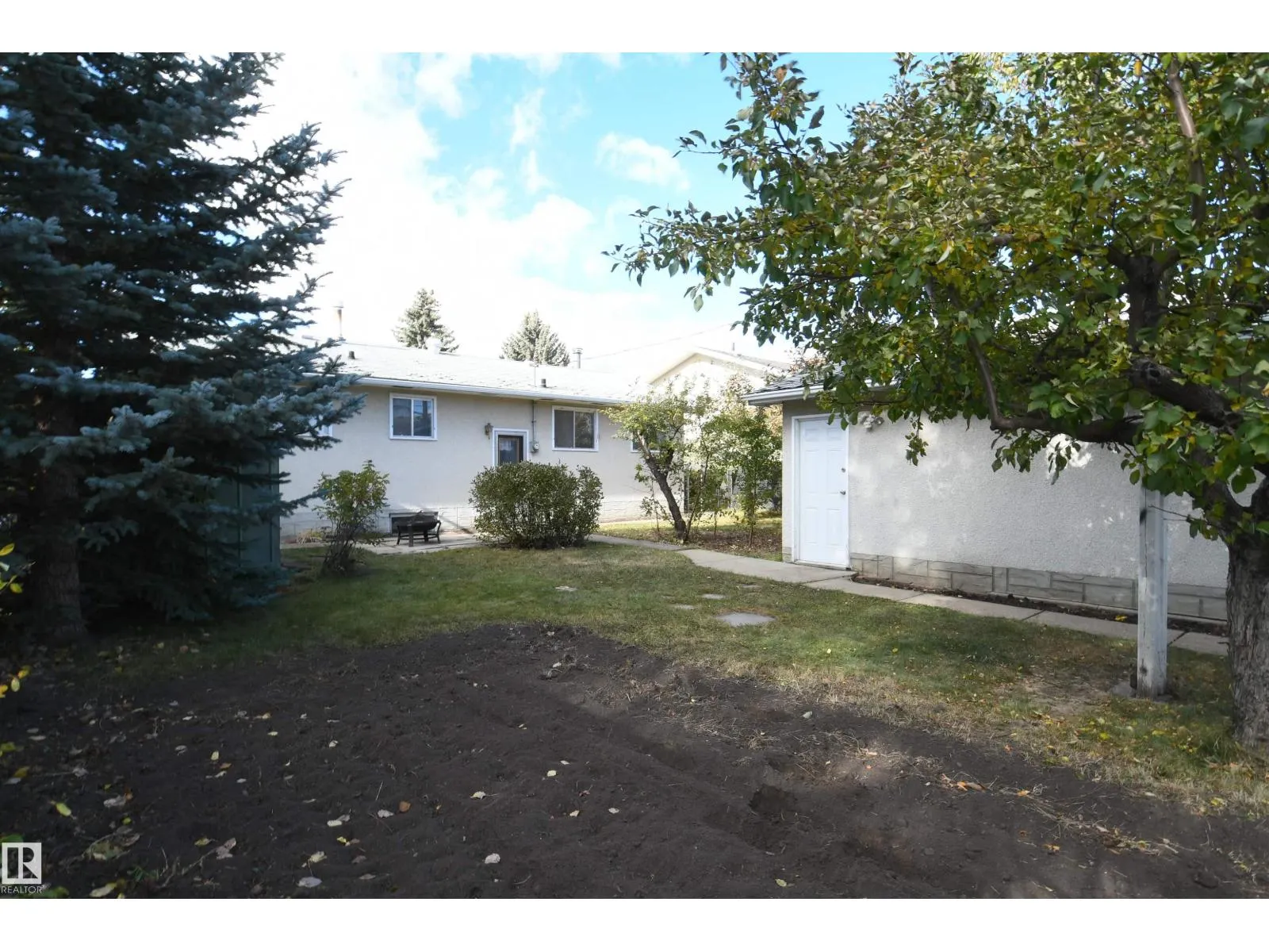 16 CAMELOT AV
