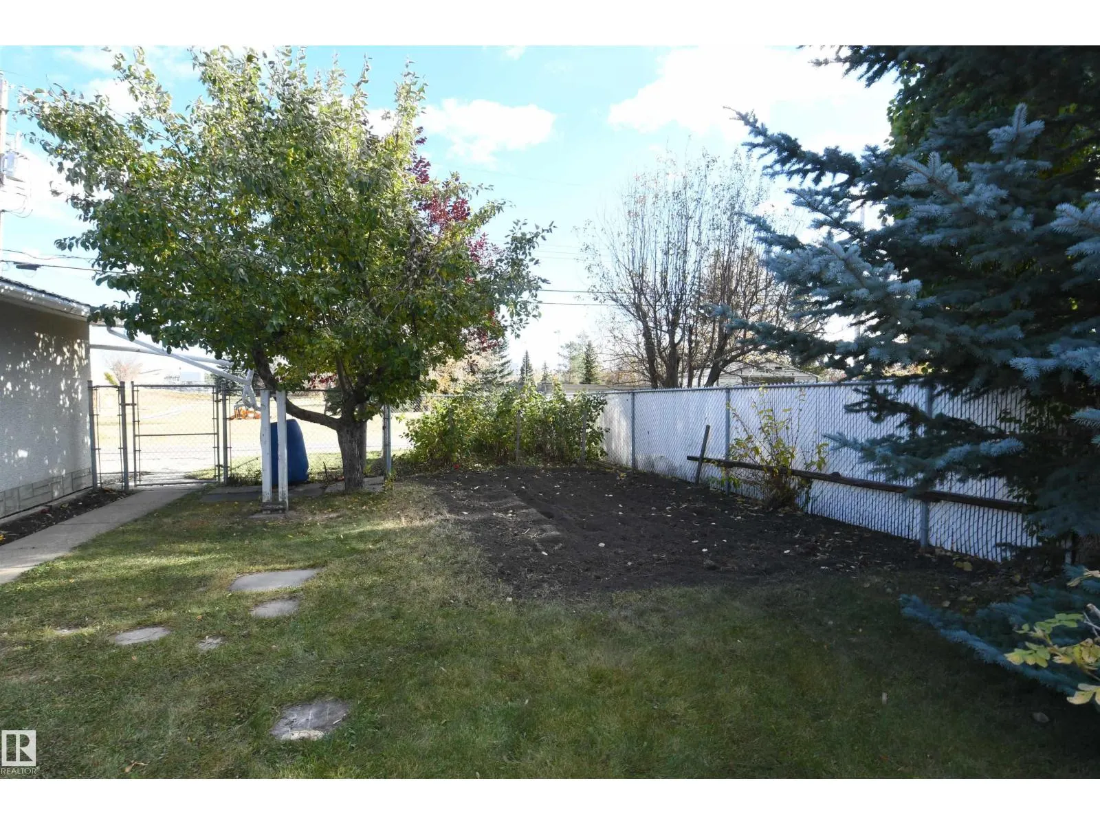 16 CAMELOT AV
