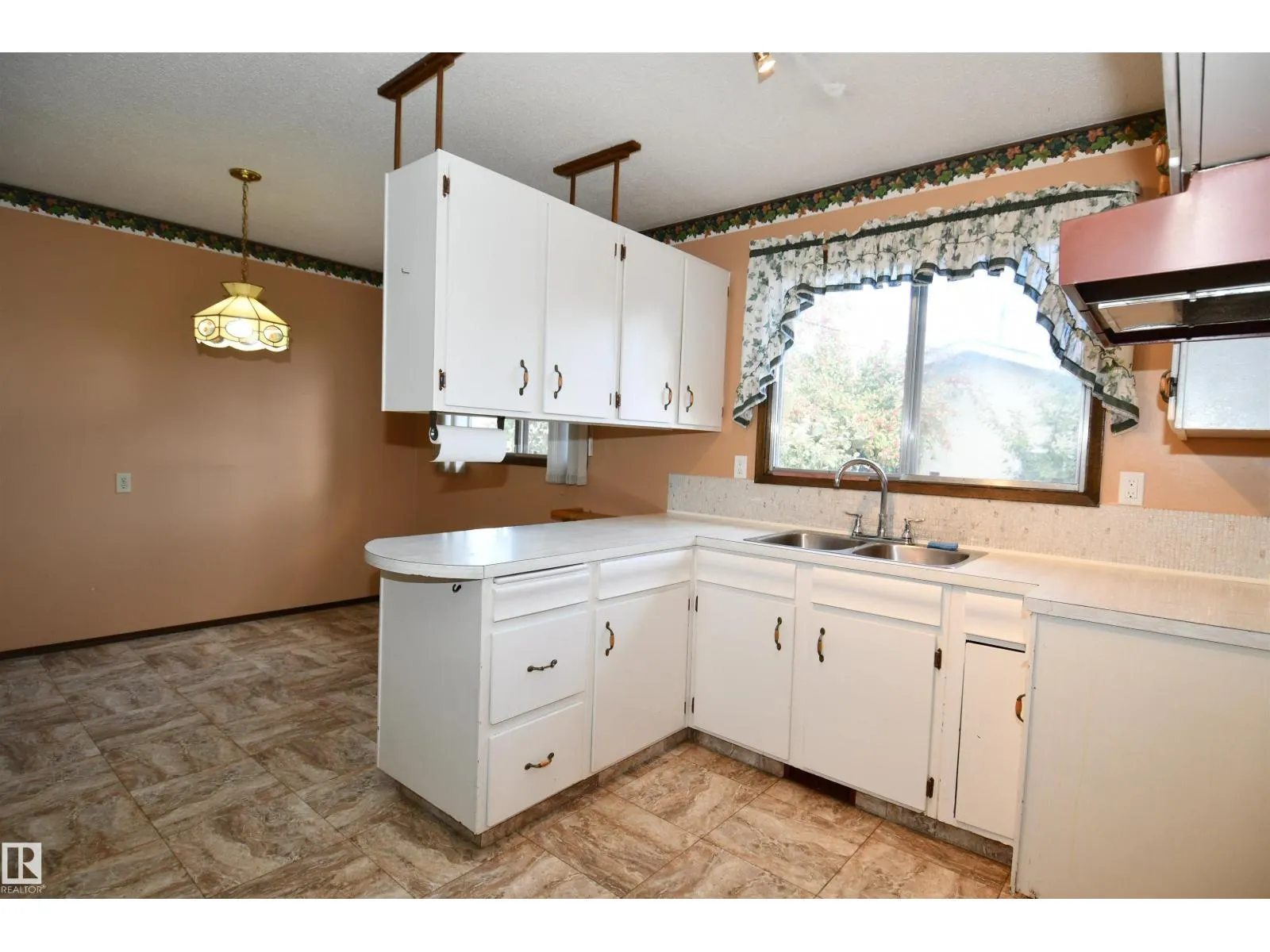 16 CAMELOT AV