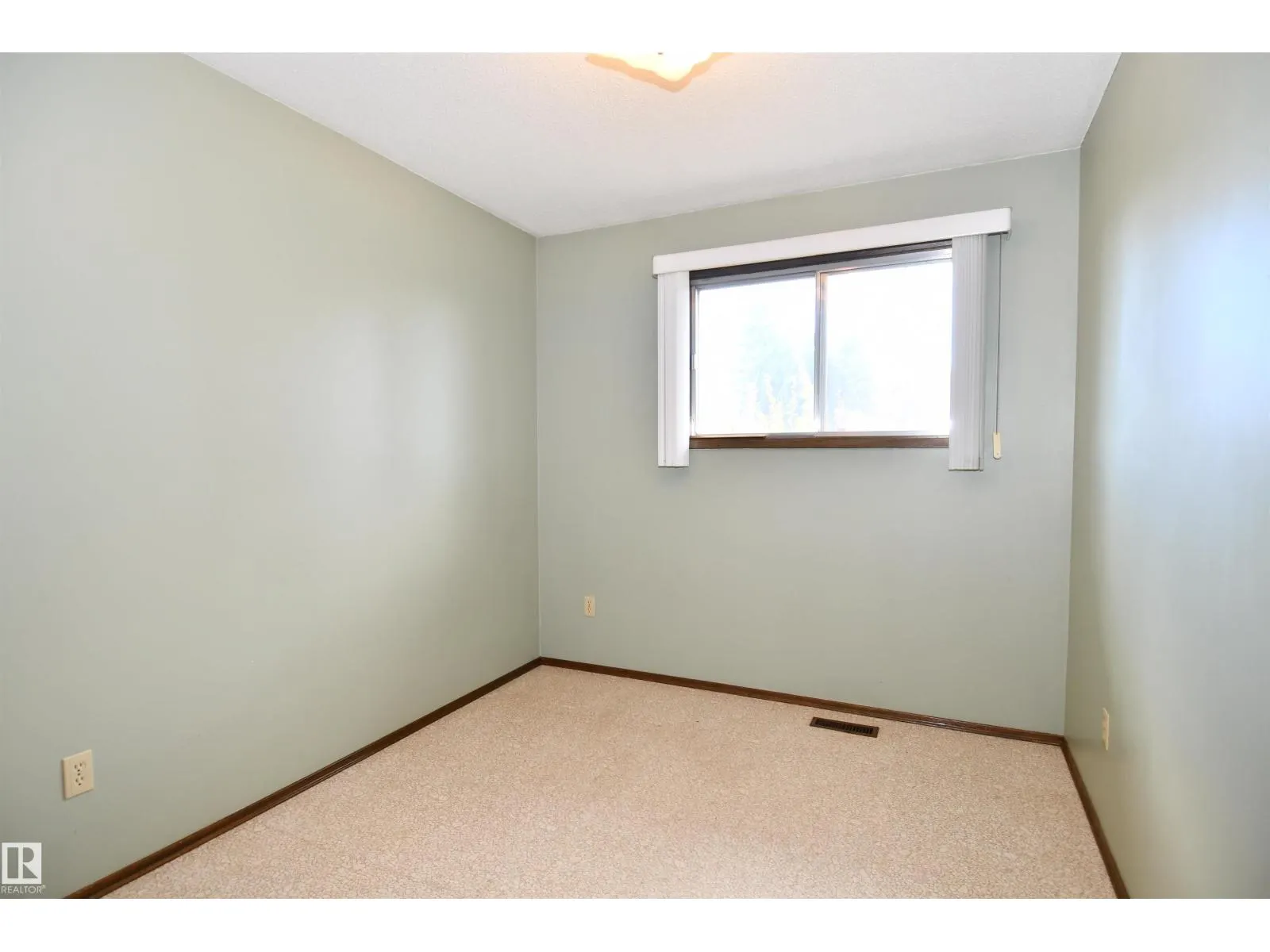 16 CAMELOT AV