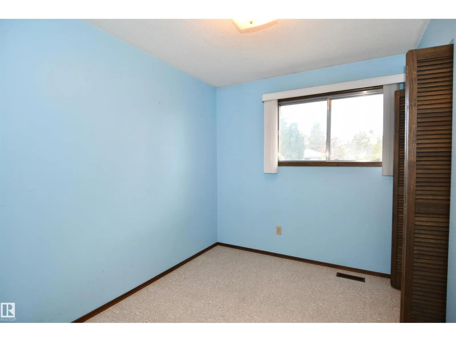 16 CAMELOT AV