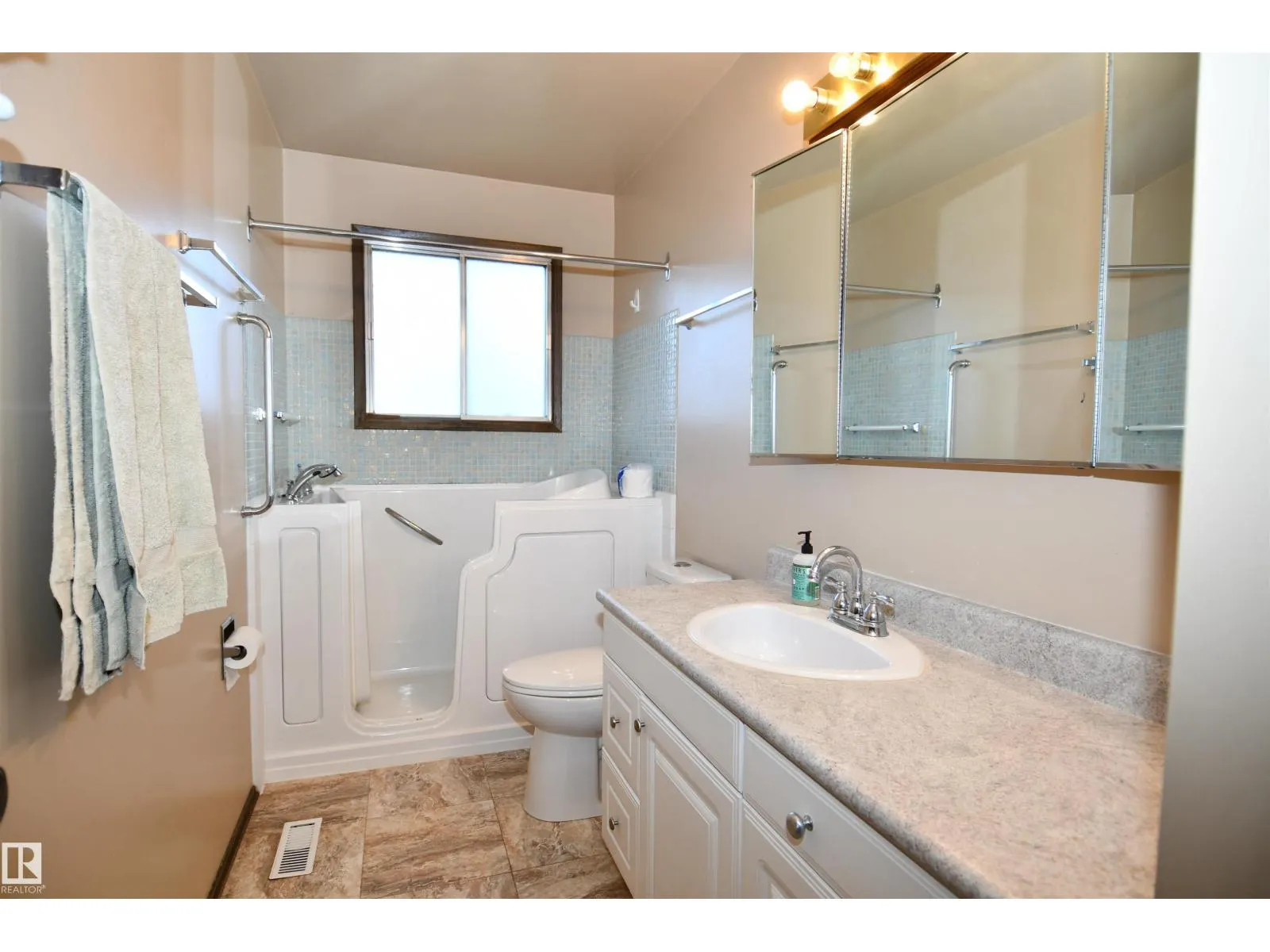 16 CAMELOT AV