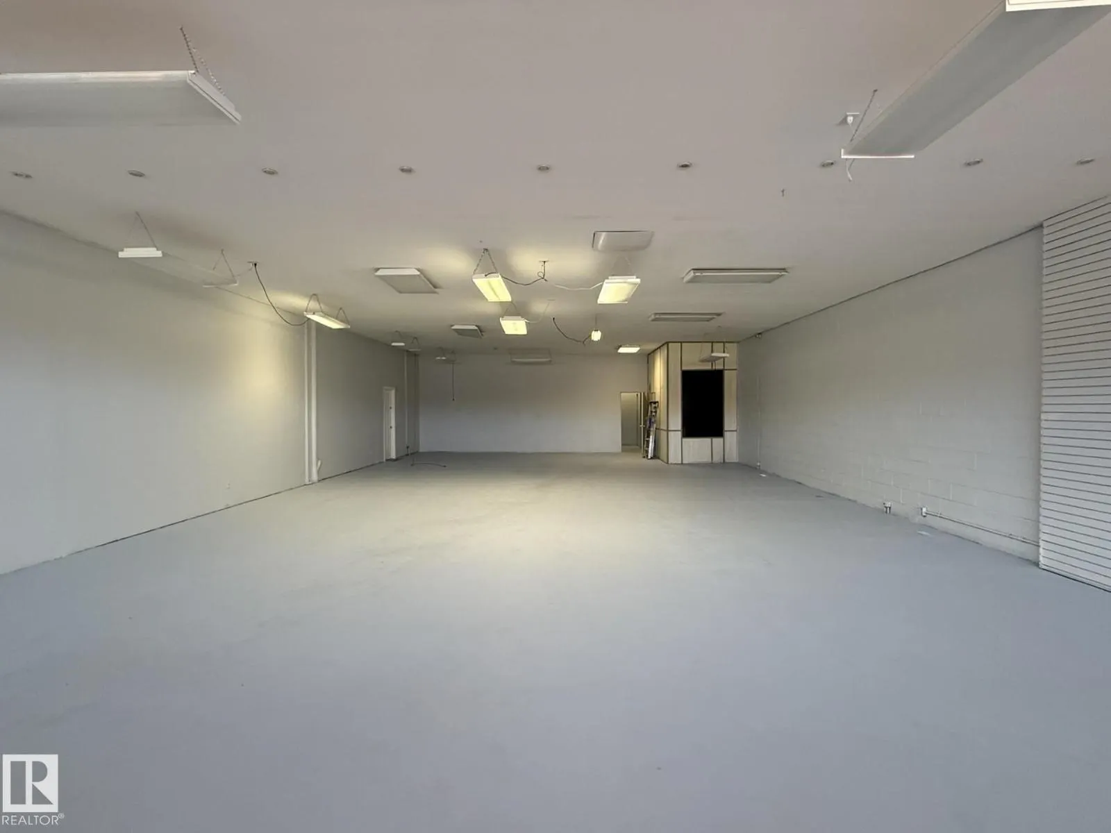 7359 104 ST NW