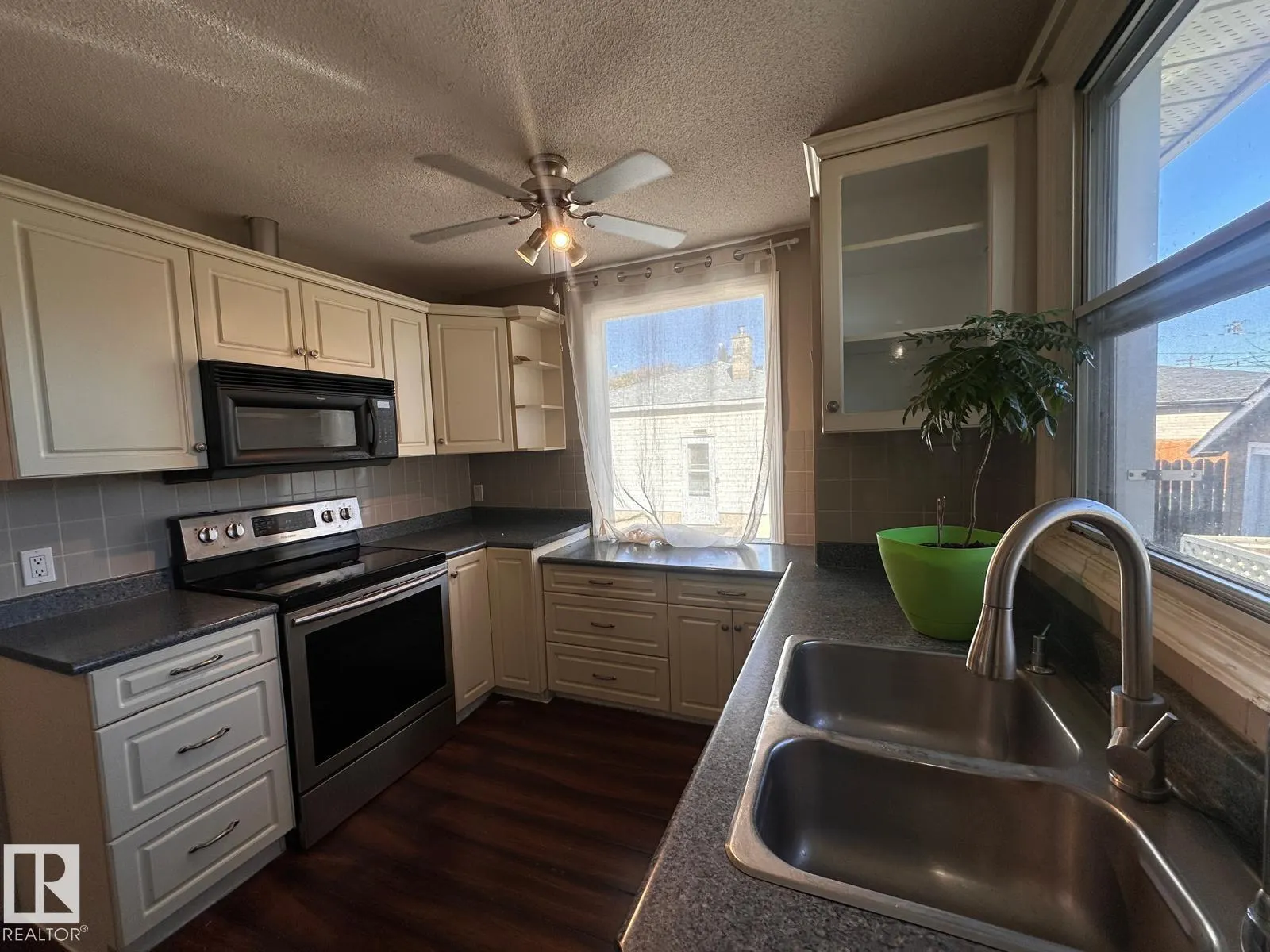 9921 163 ST NW