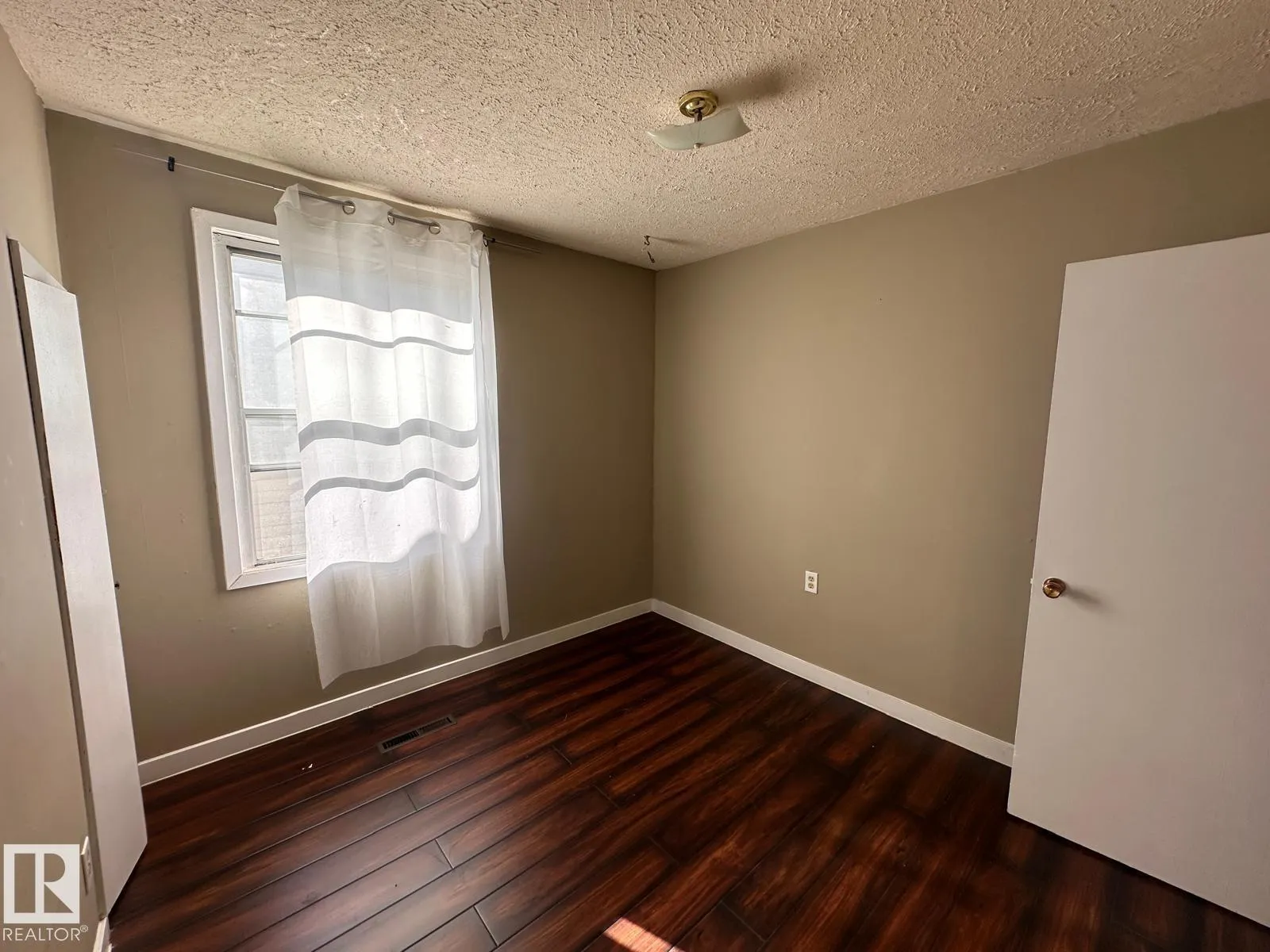 9921 163 ST NW