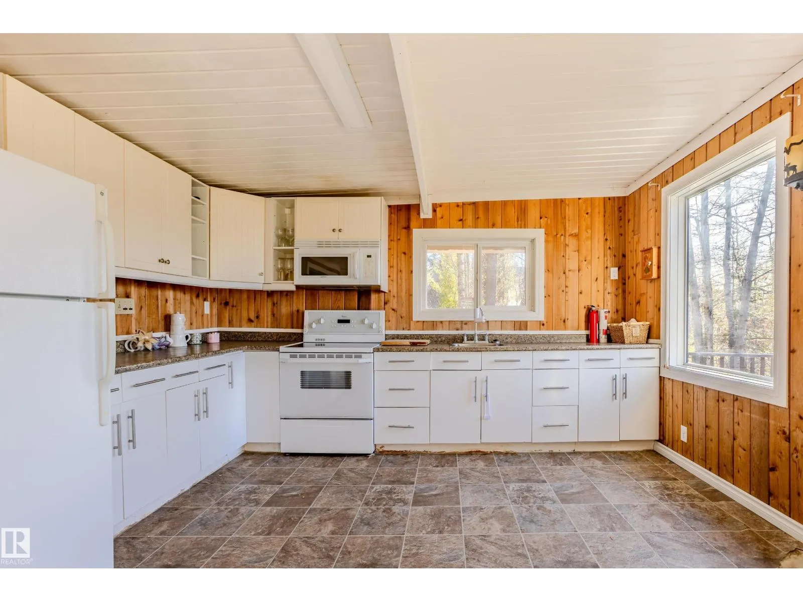 161 Lakeshore DR