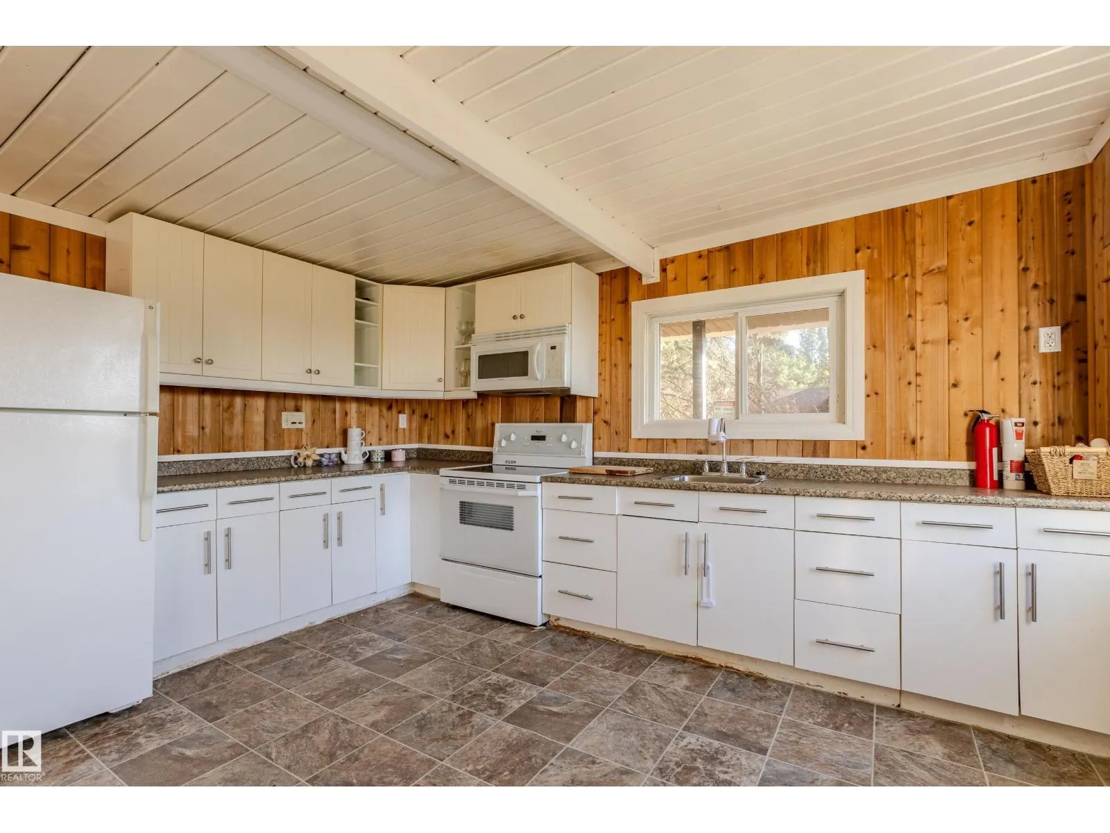 161 Lakeshore DR