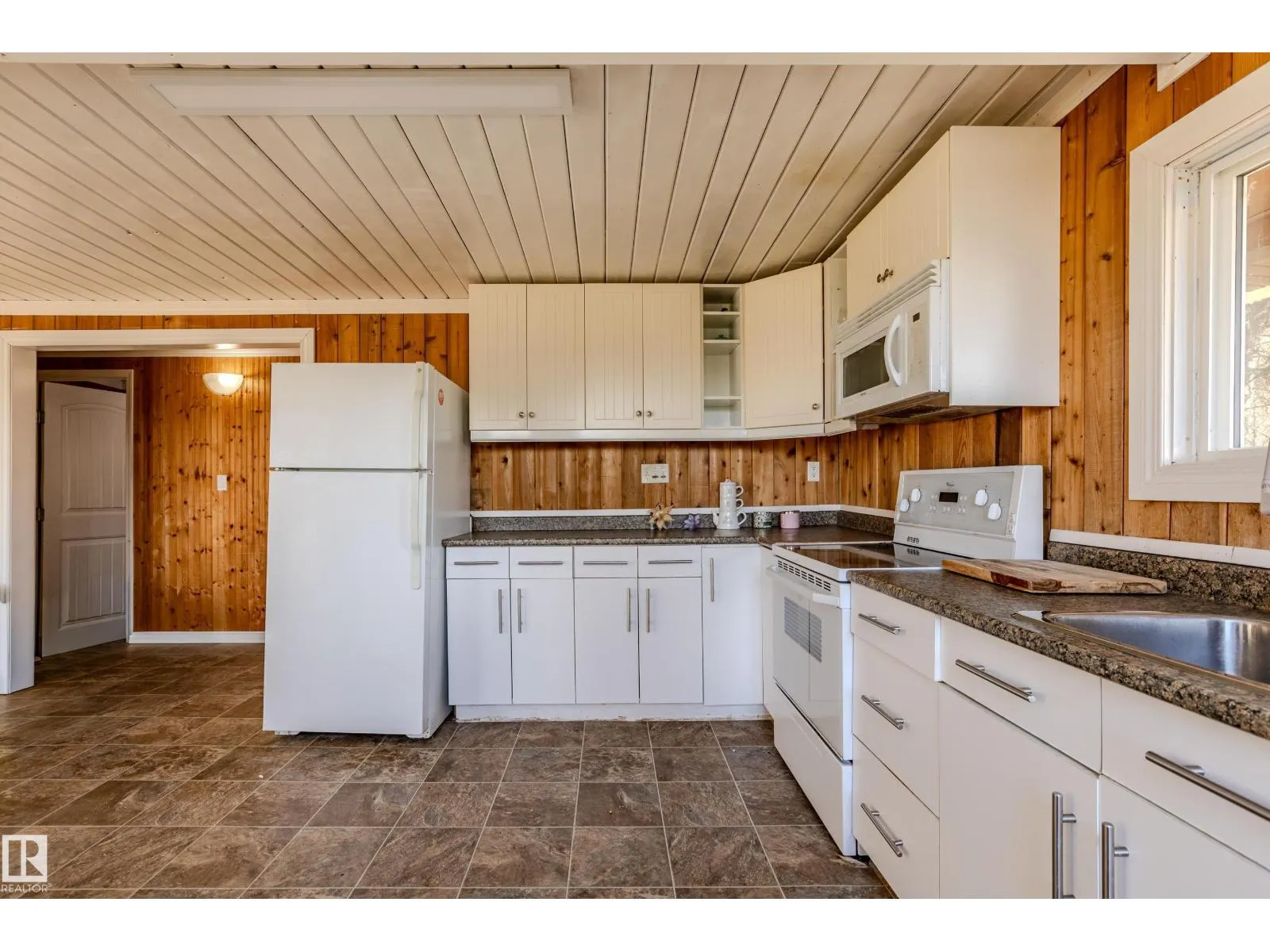 161 Lakeshore DR