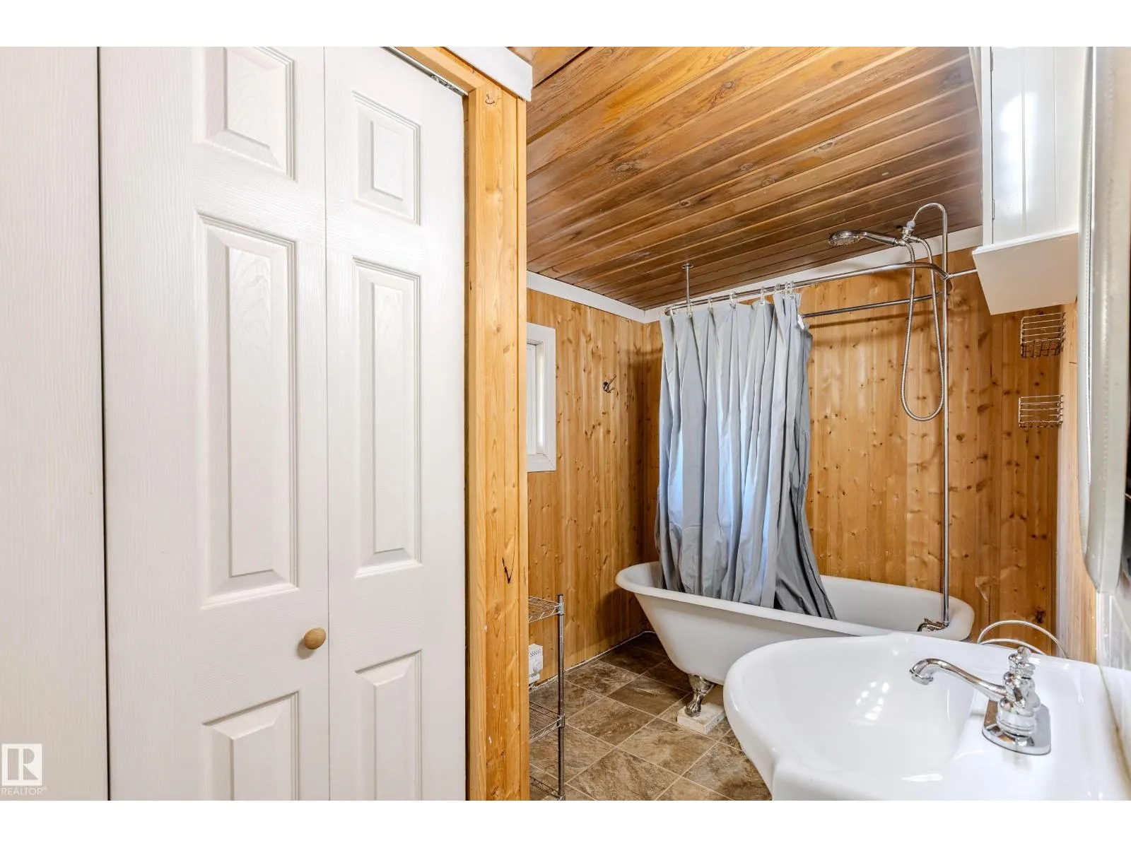 161 Lakeshore DR