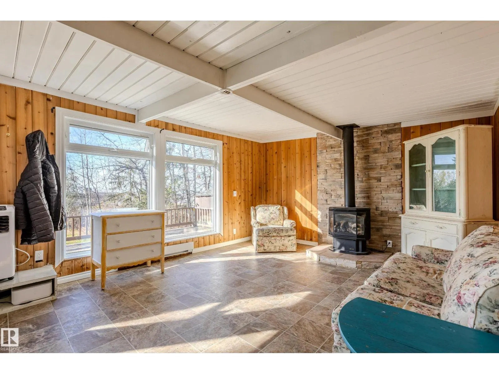 161 Lakeshore DR