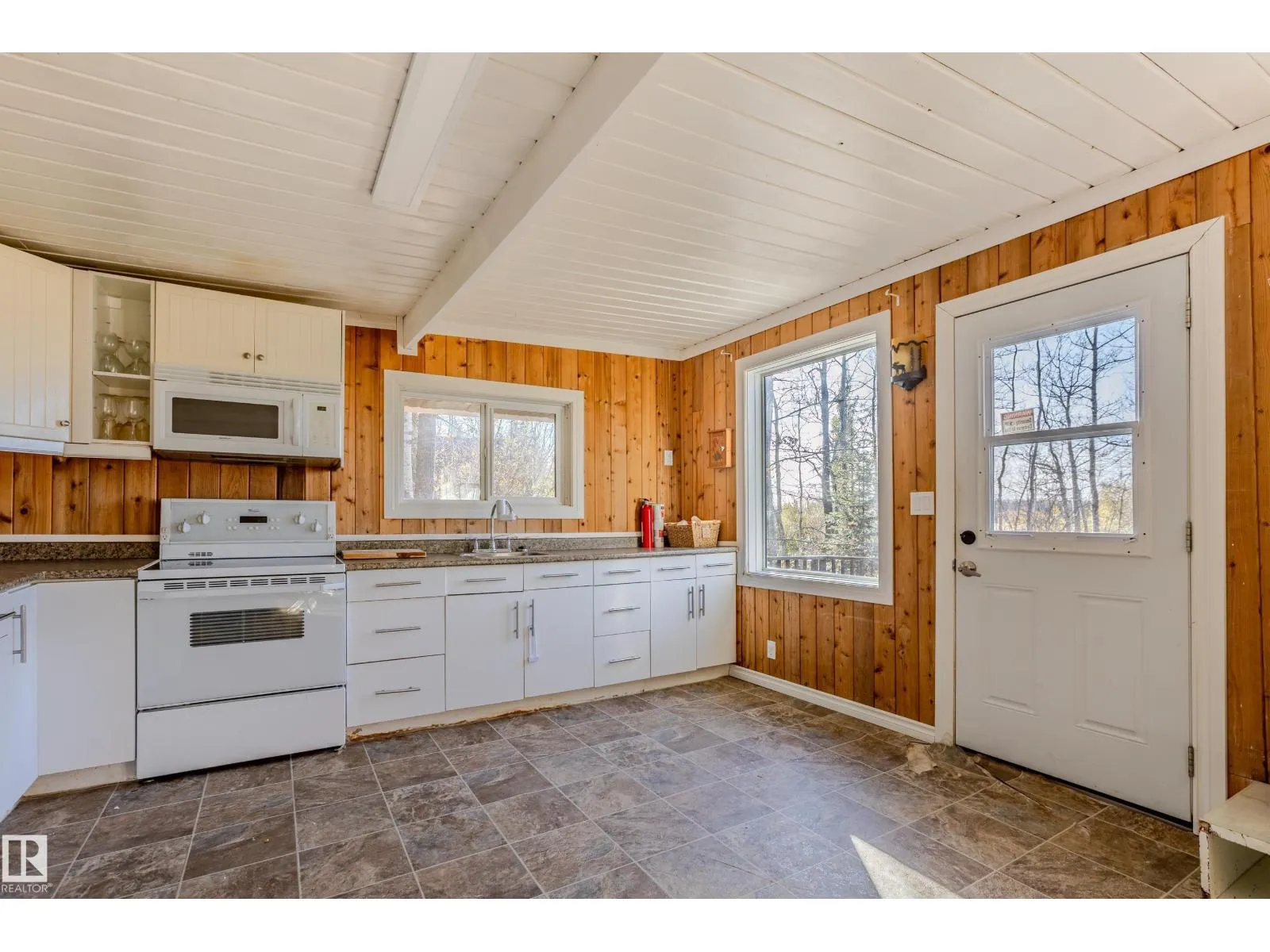 161 Lakeshore DR