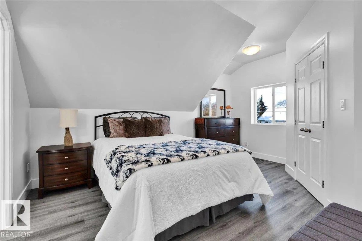 11910 76 ST NW