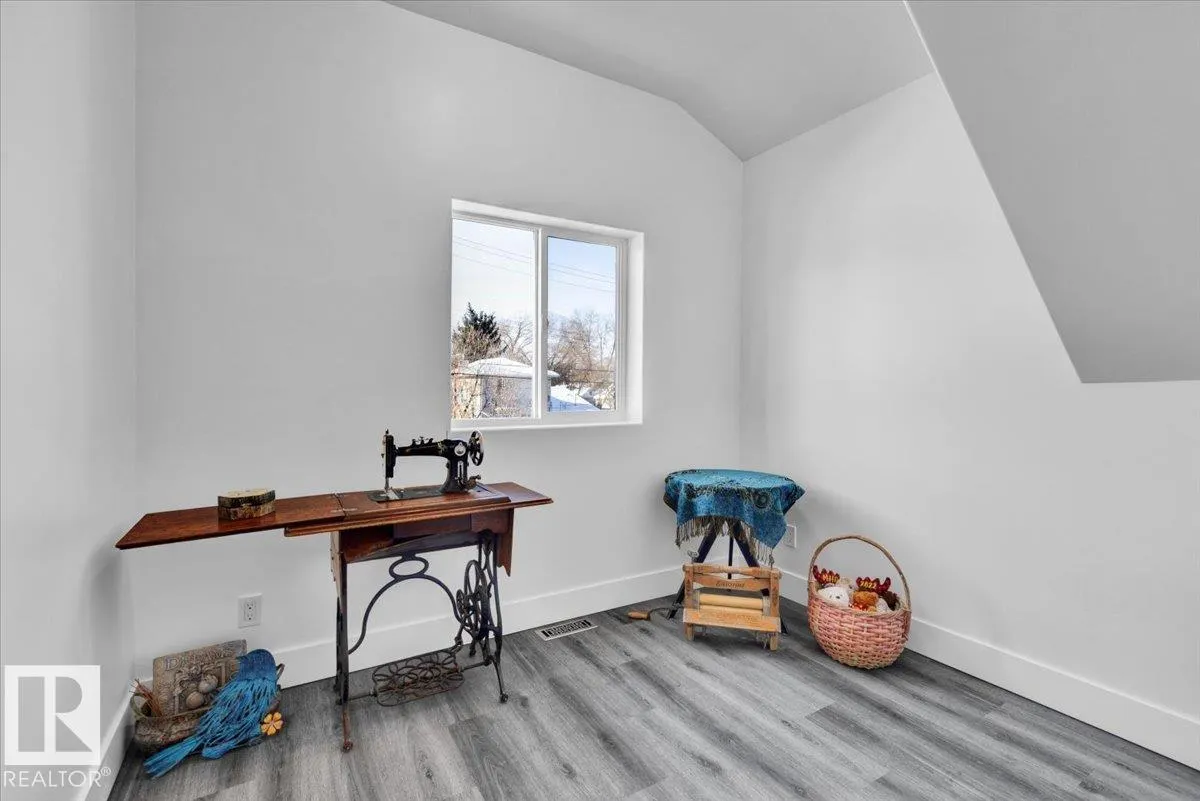 11910 76 ST NW