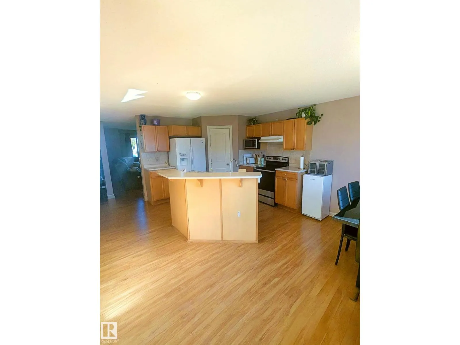 3927 160 AV NW