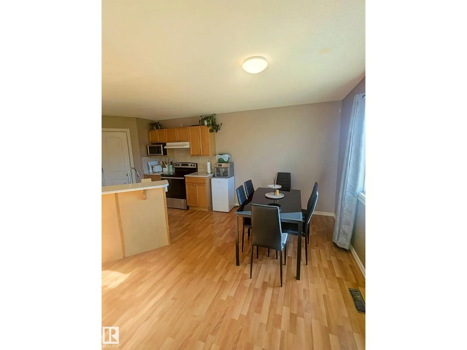 3927 160 AV NW