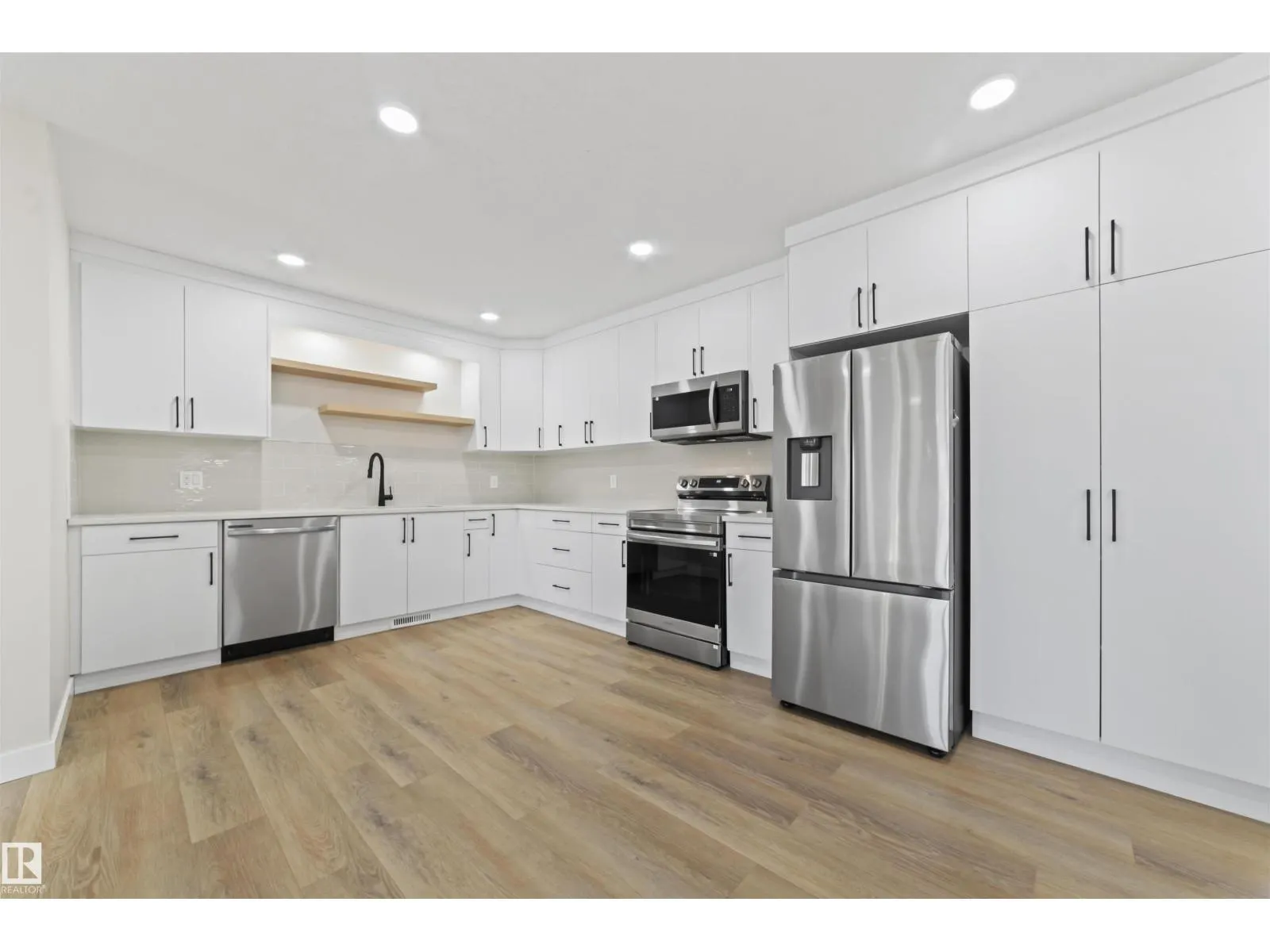 5032 55 AVE