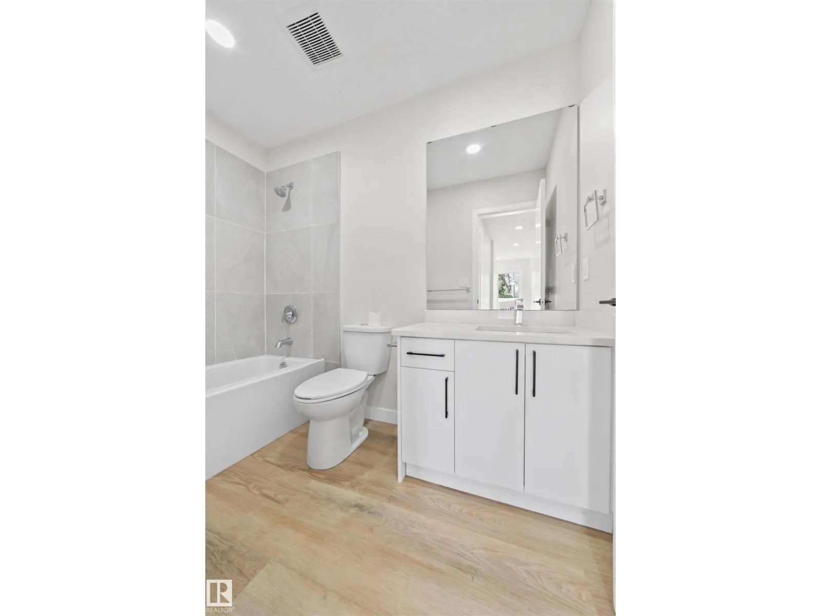 5032 55 AVE