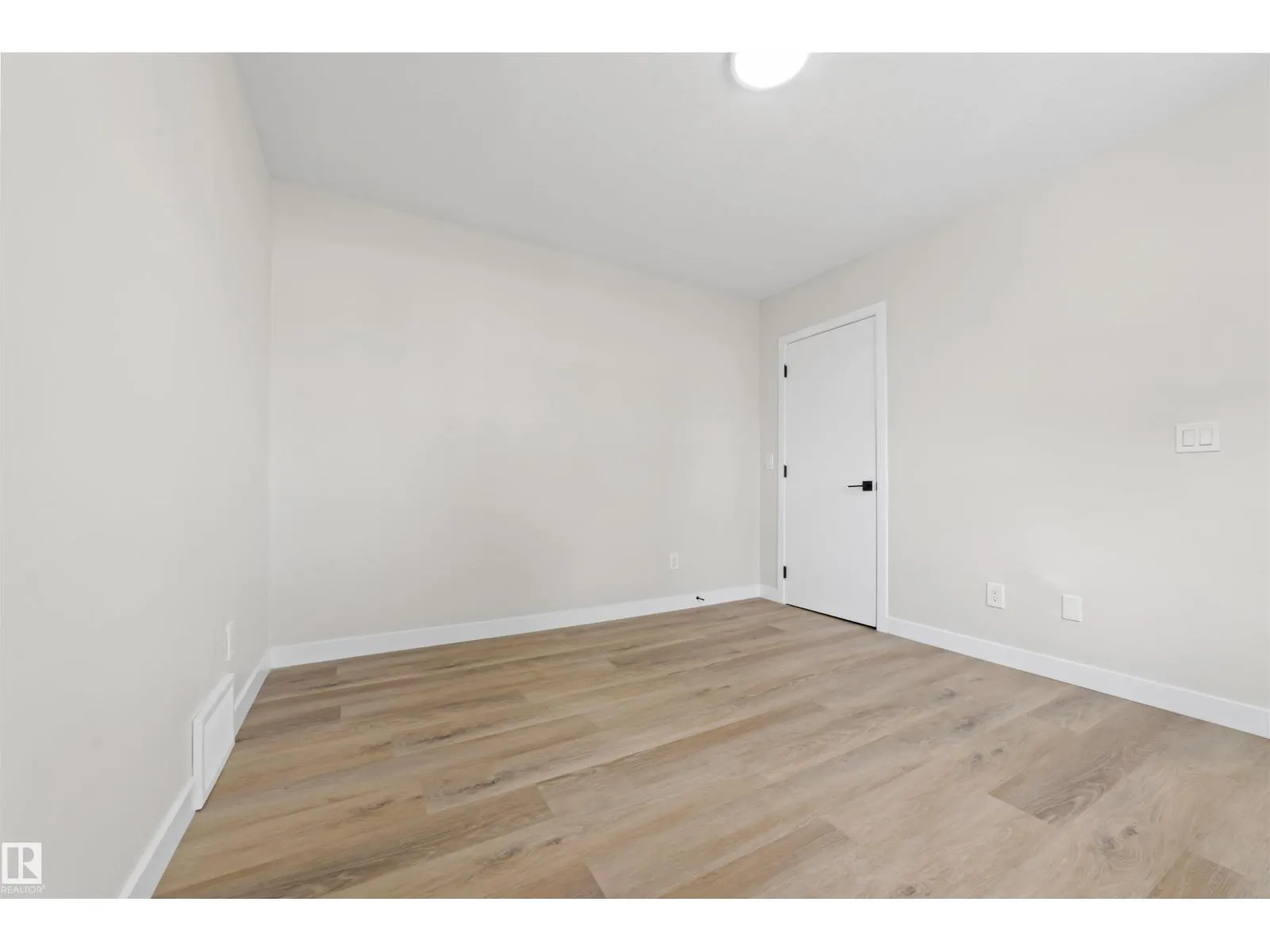 5032 55 AVE