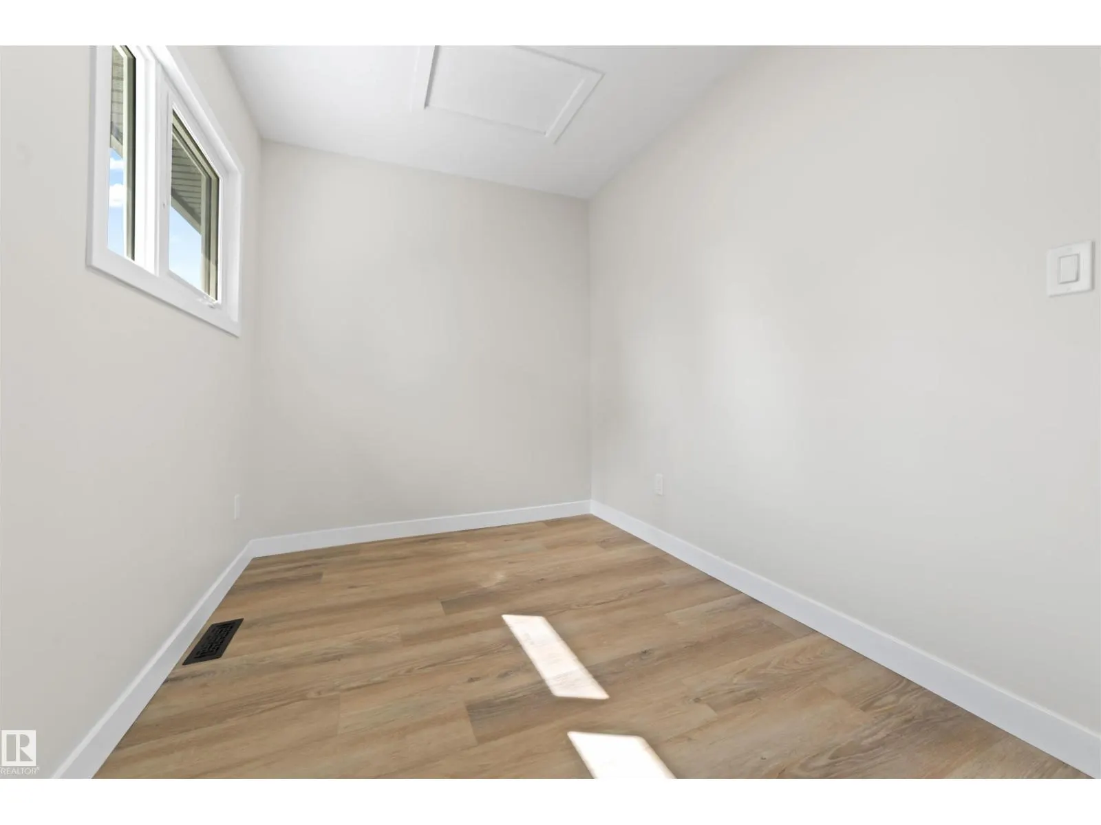 5032 55 AVE