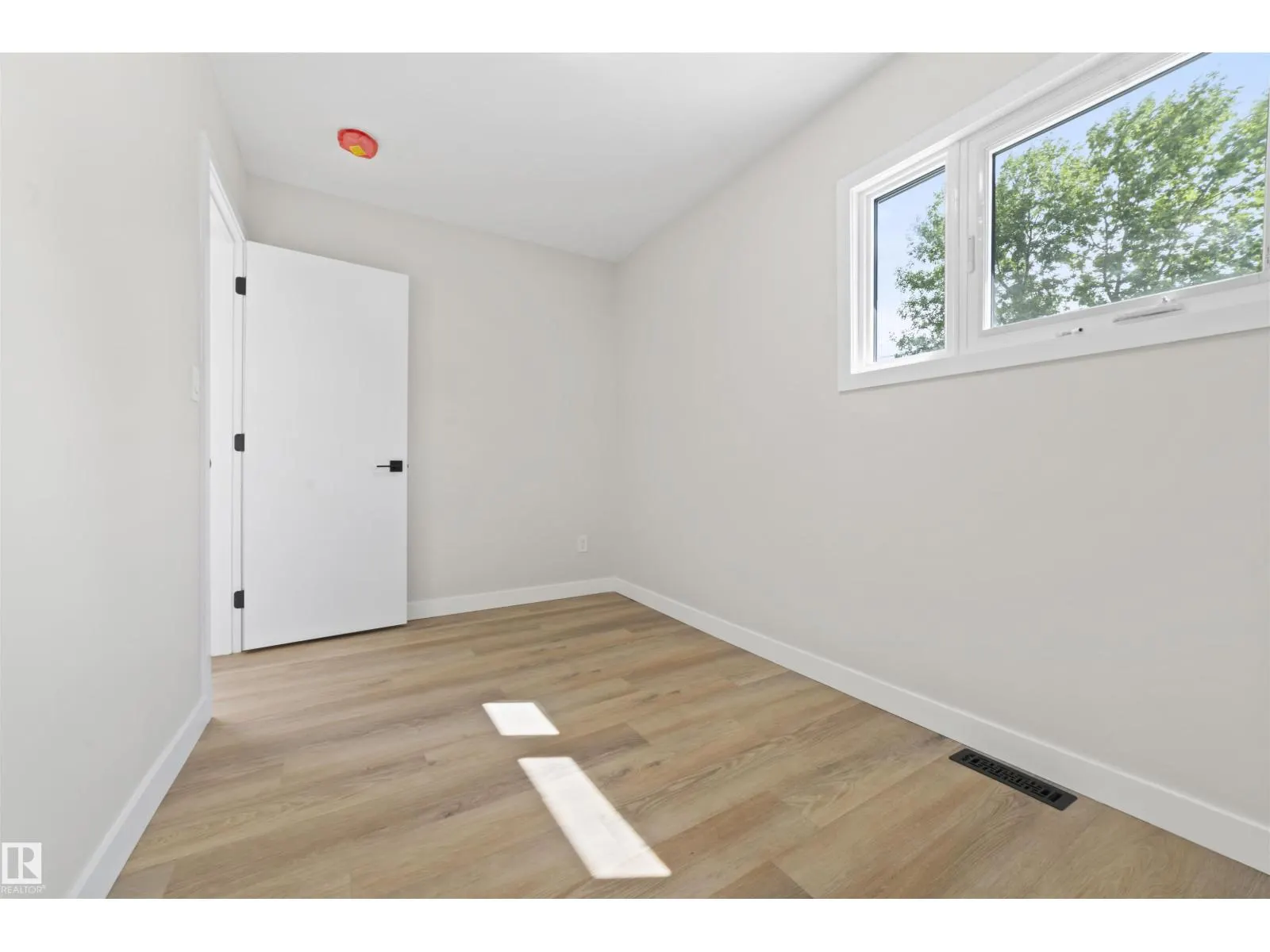 5032 55 AVE