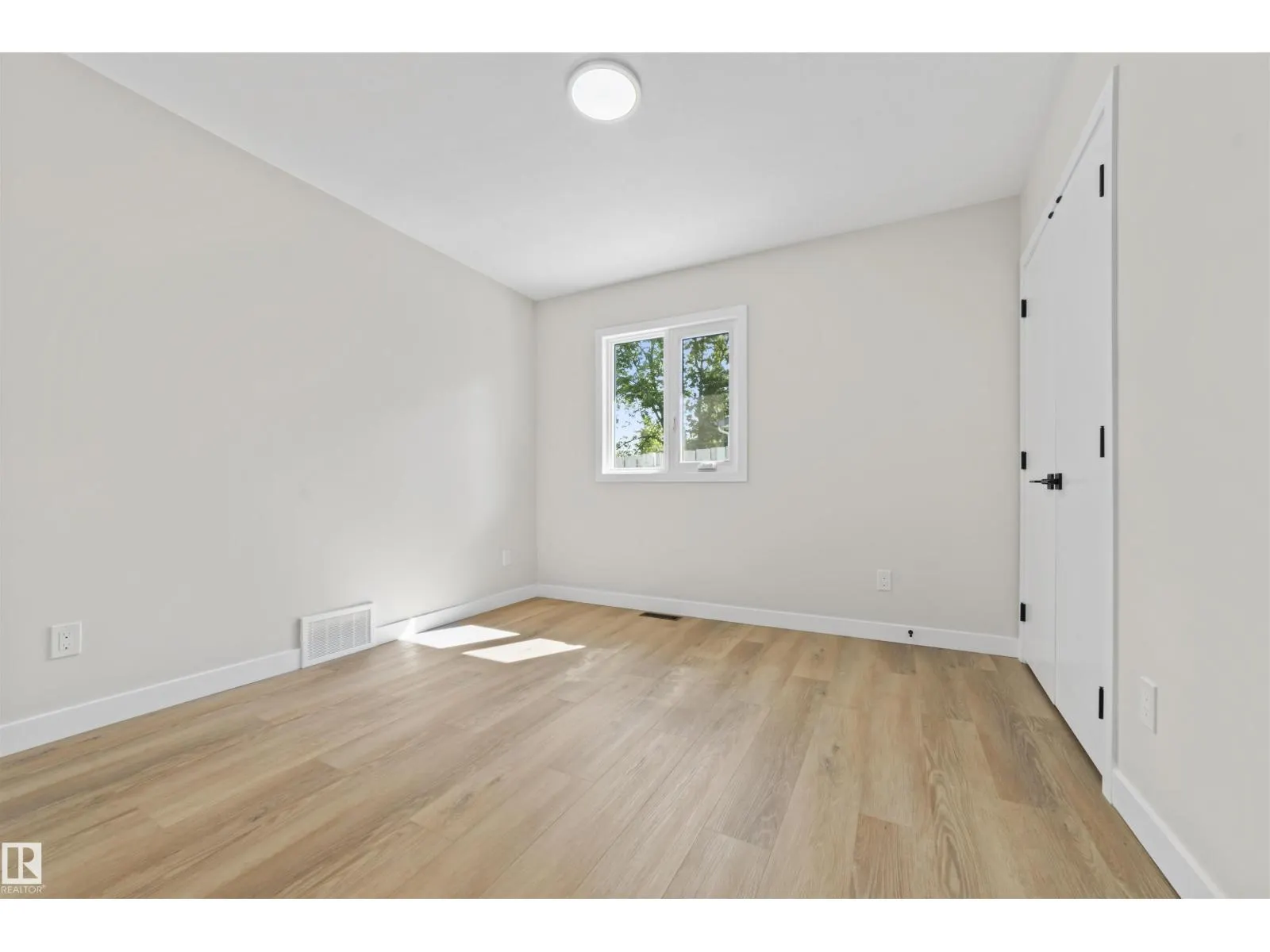5032 55 AVE