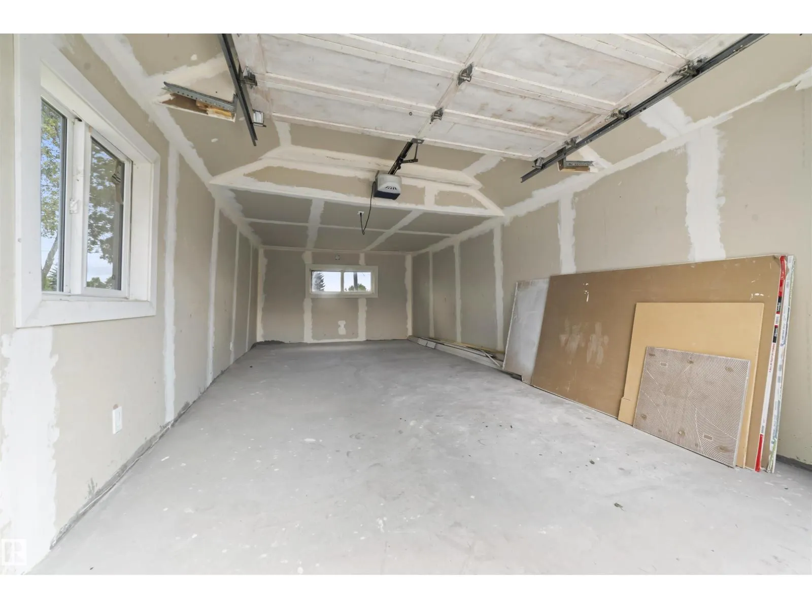 5032 55 AVE