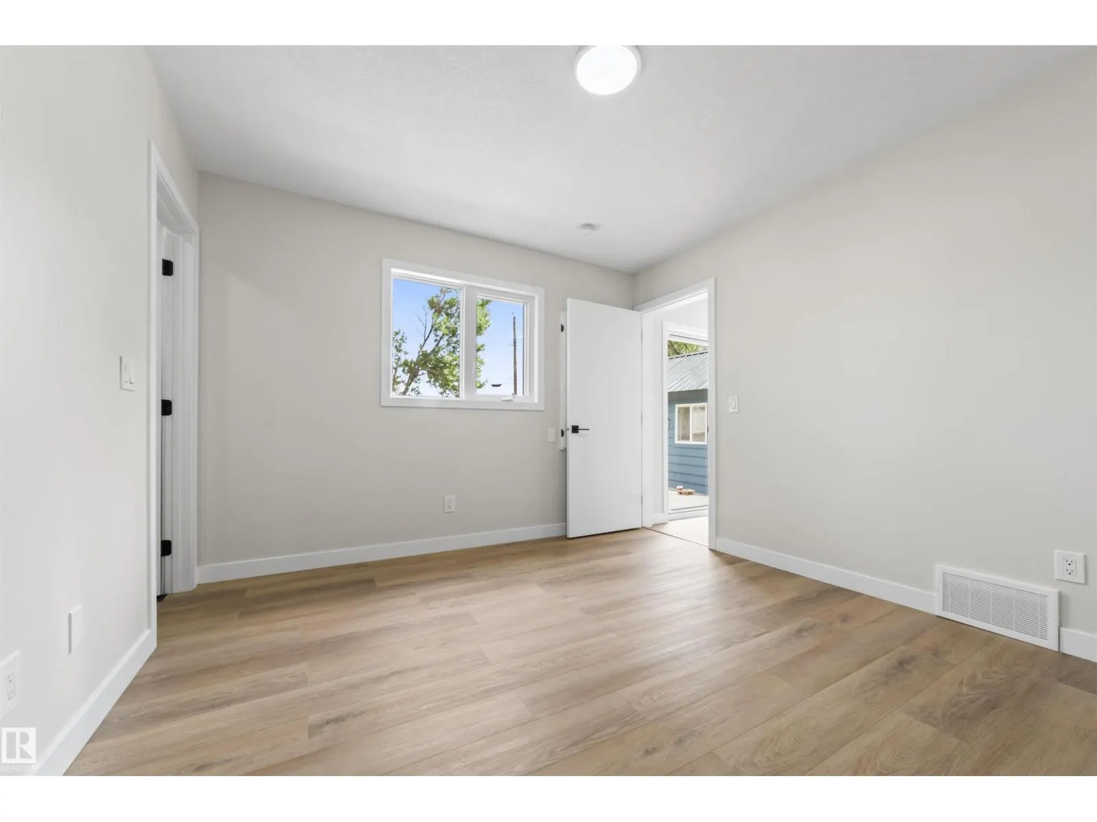 5032 55 AVE