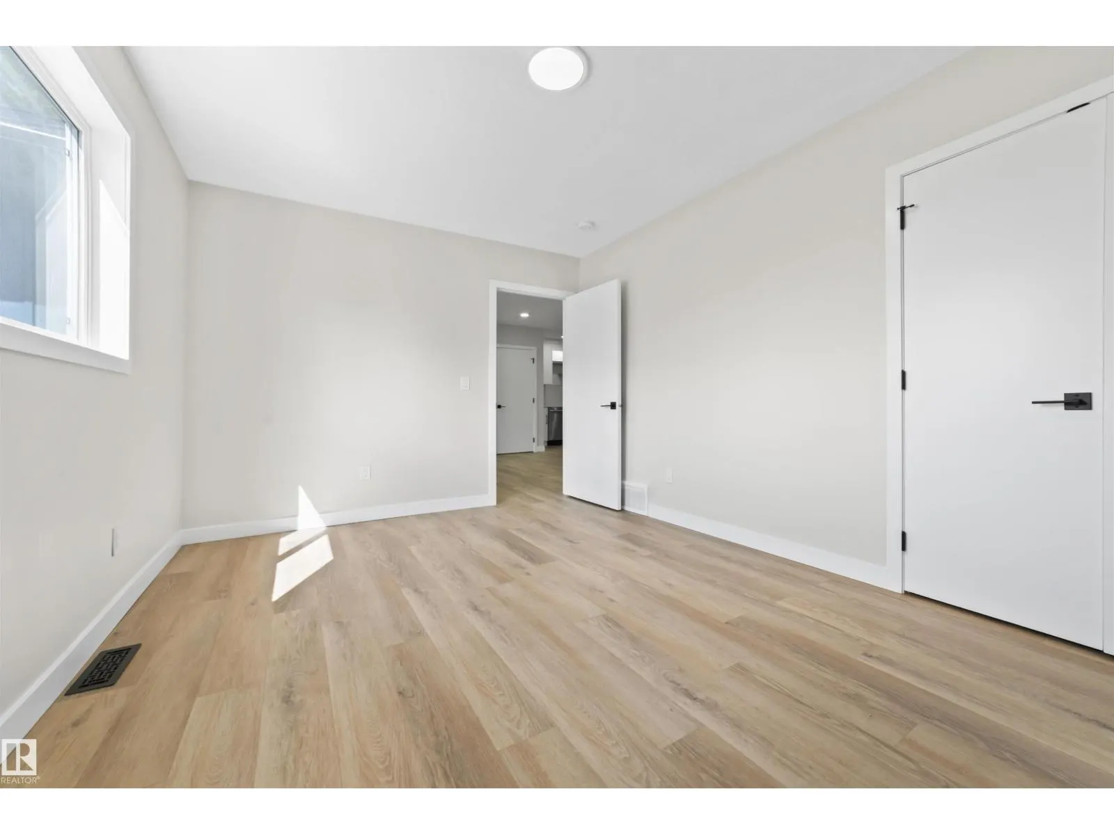 5032 55 AVE