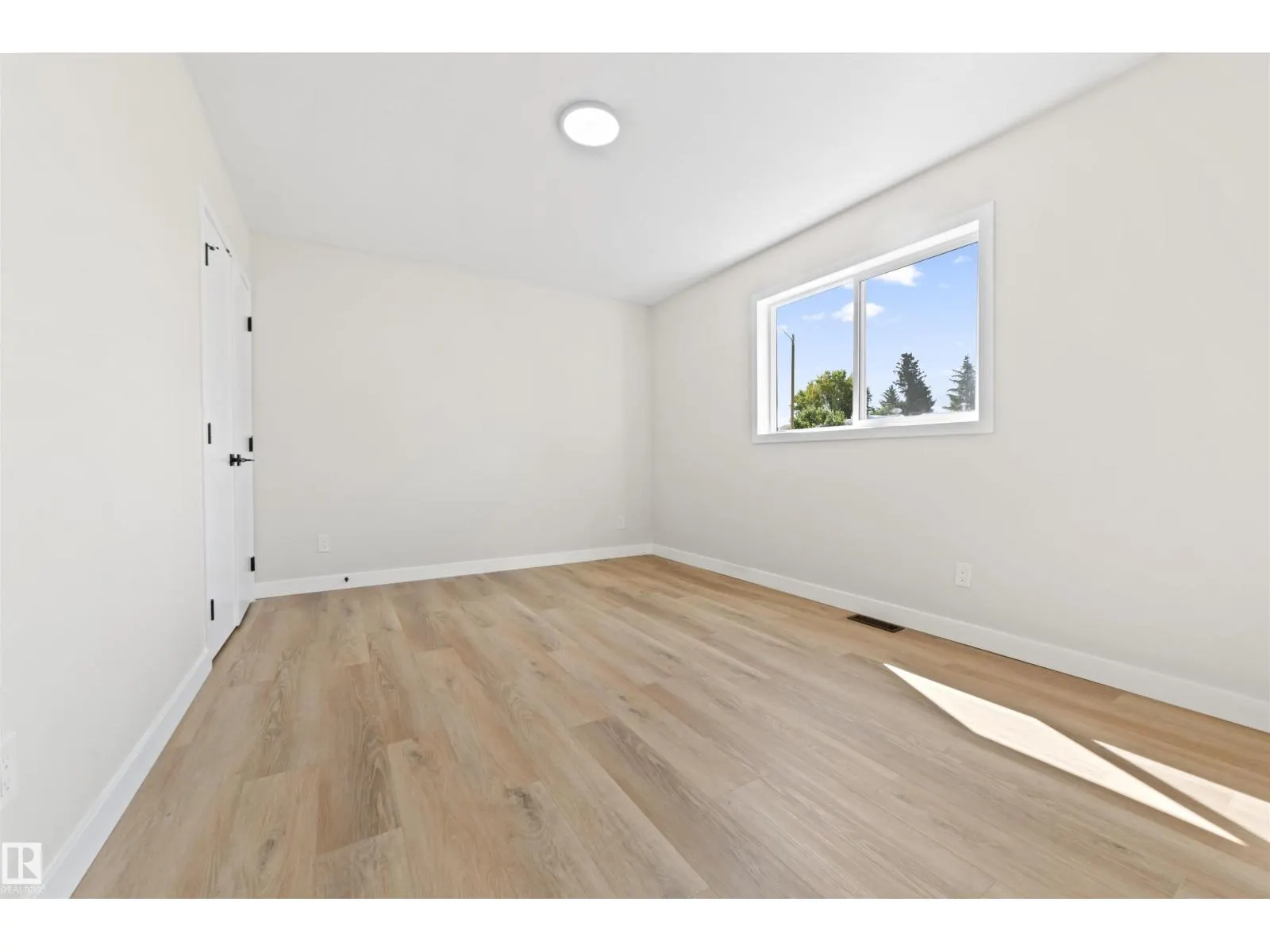 5032 55 AVE