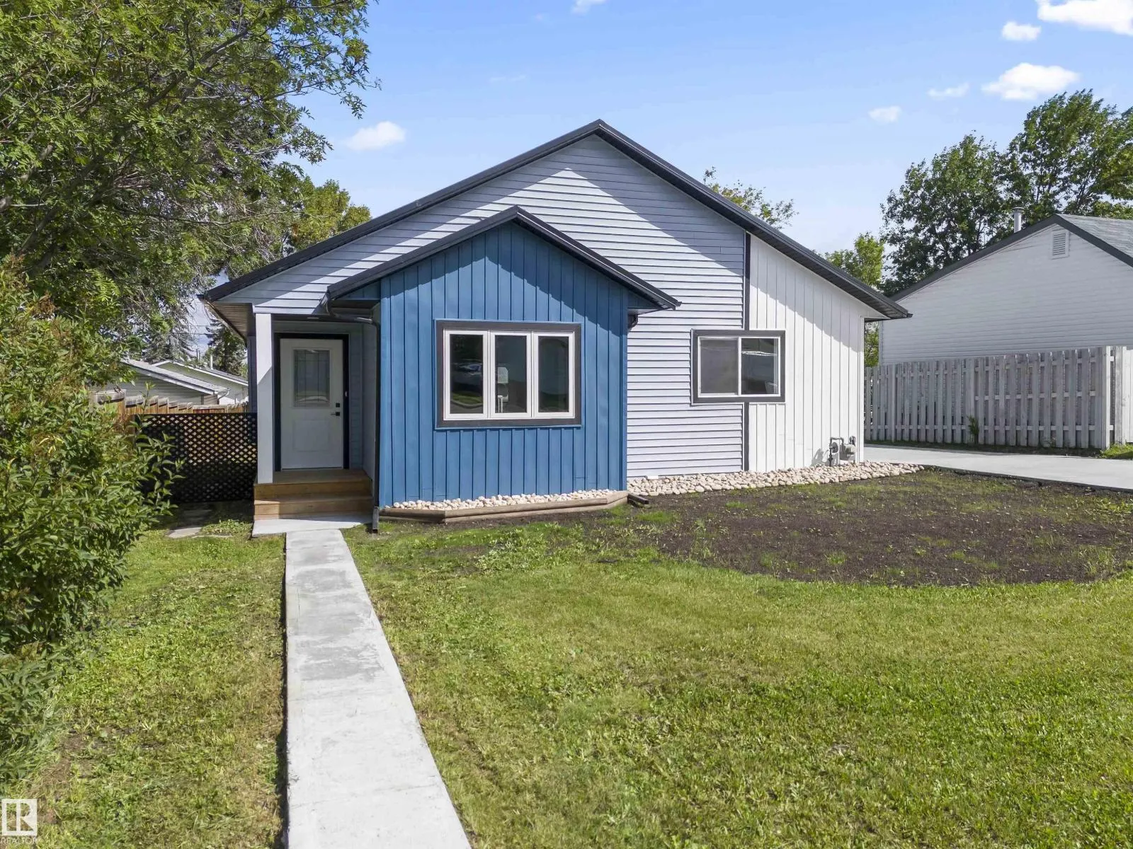 5032 55 AVE