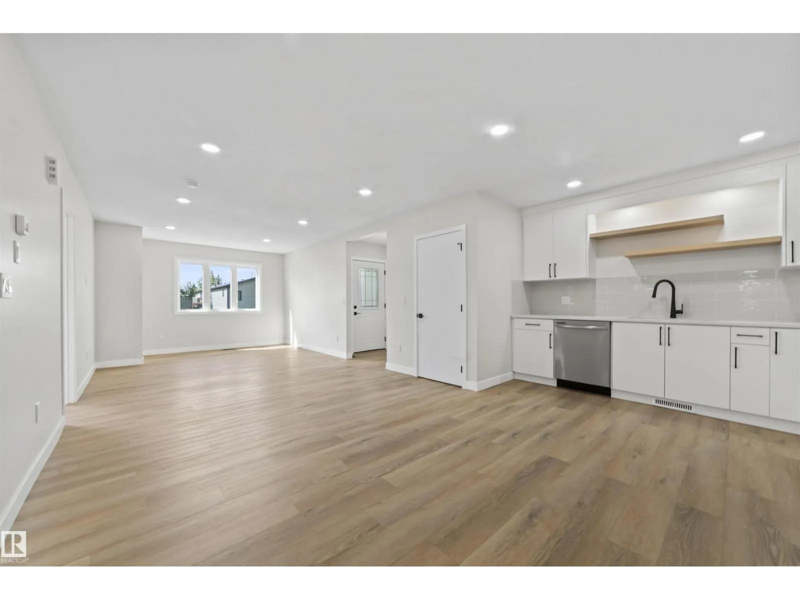 5032 55 AVE