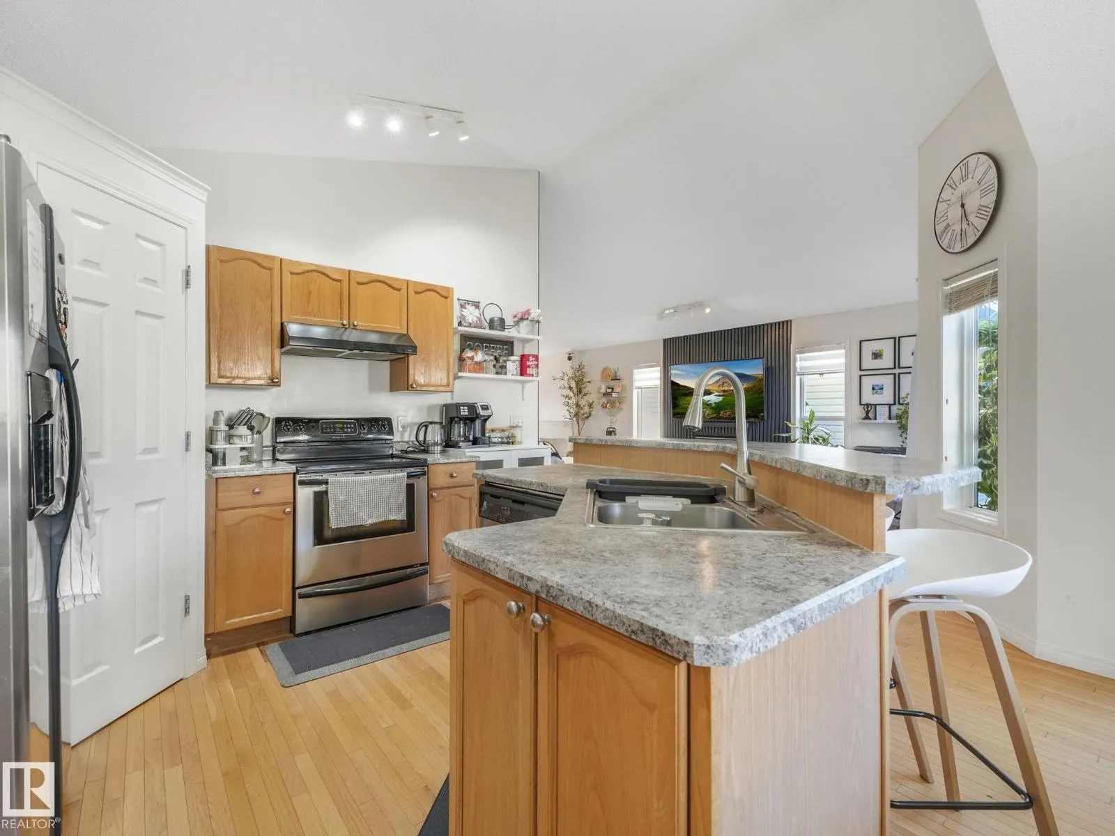 3239 21 ST NW