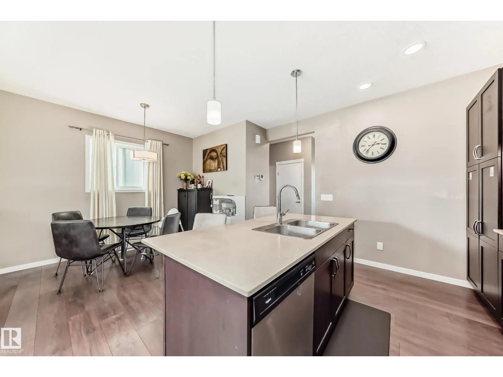 1426 26 AV NW